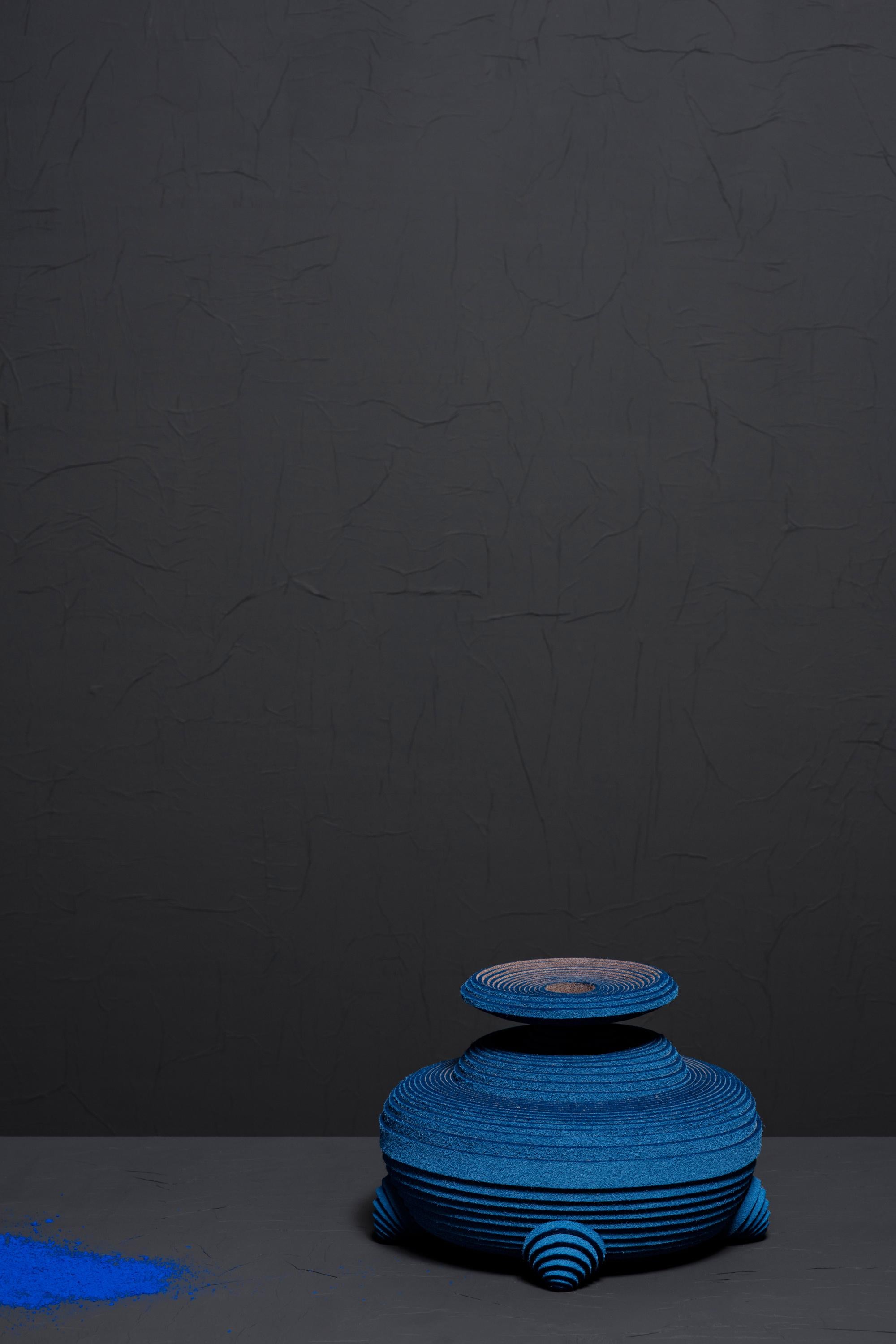 Blaue Alchemie-Vase von Siba Sahabi
Limitierte Auflage von: 36 von jedem Design + 2 AP + 1 P
Vase N.I: 21 x 29 x 29 cm
Signiert und nummeriert.


Blue Alchemy bezieht sich auf das erste von Menschen hergestellte Pigment, das bereits 2600 v.