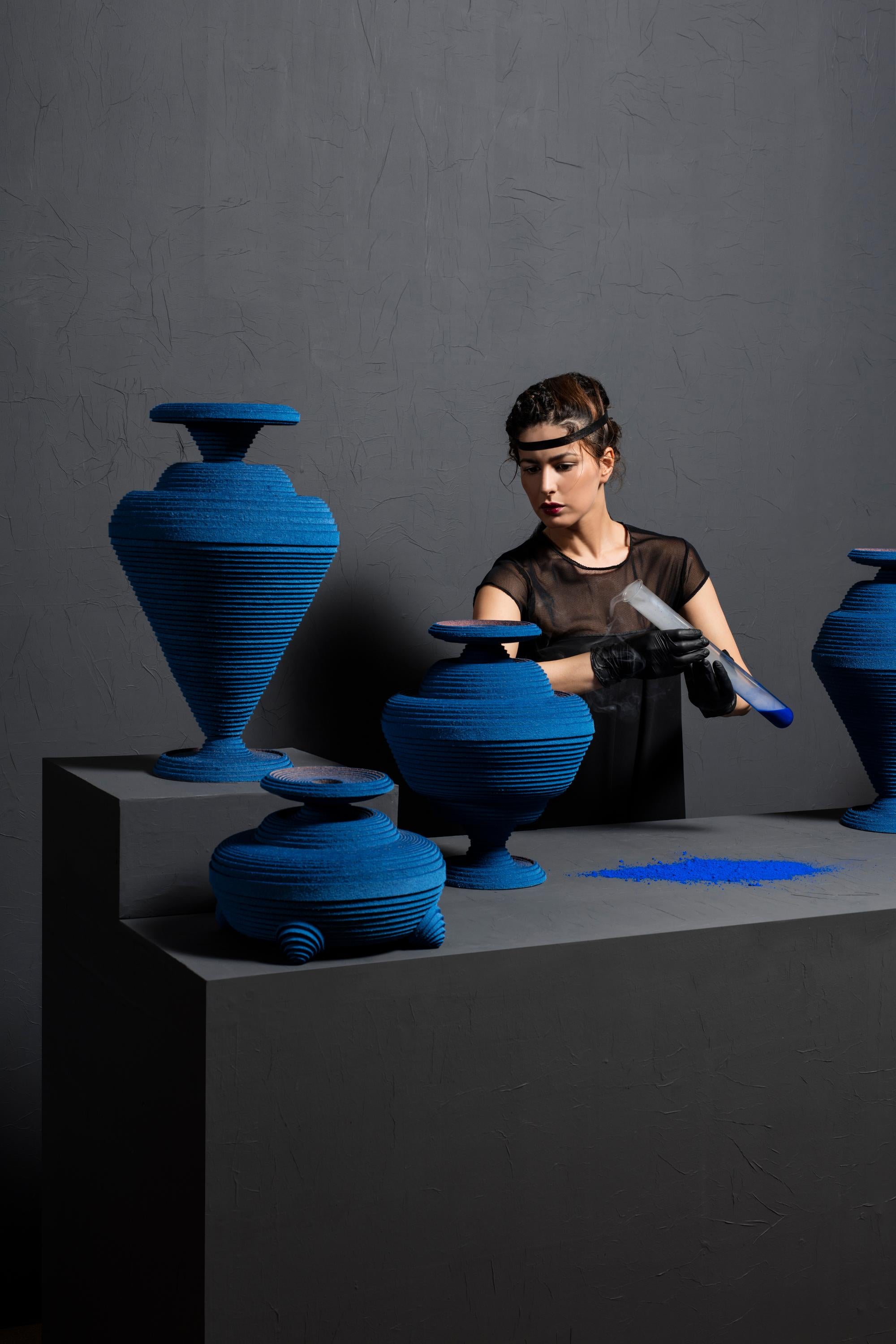 Blaue Alchemie-Vase von Siba Sahabi im Zustand „Neu“ im Angebot in Geneve, CH