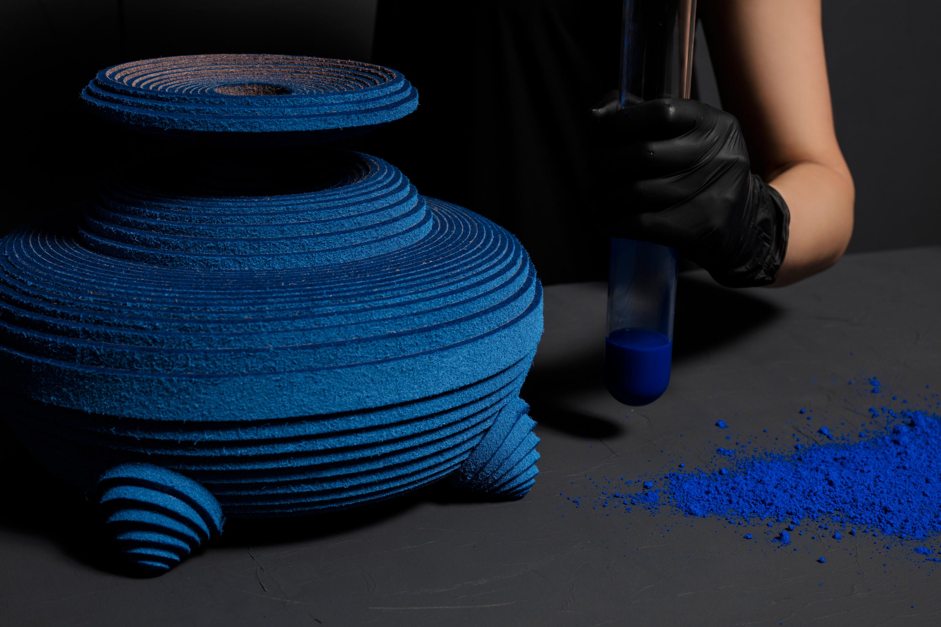 Blaue Alchemie-Vase von Siba Sahabi (Filz) im Angebot