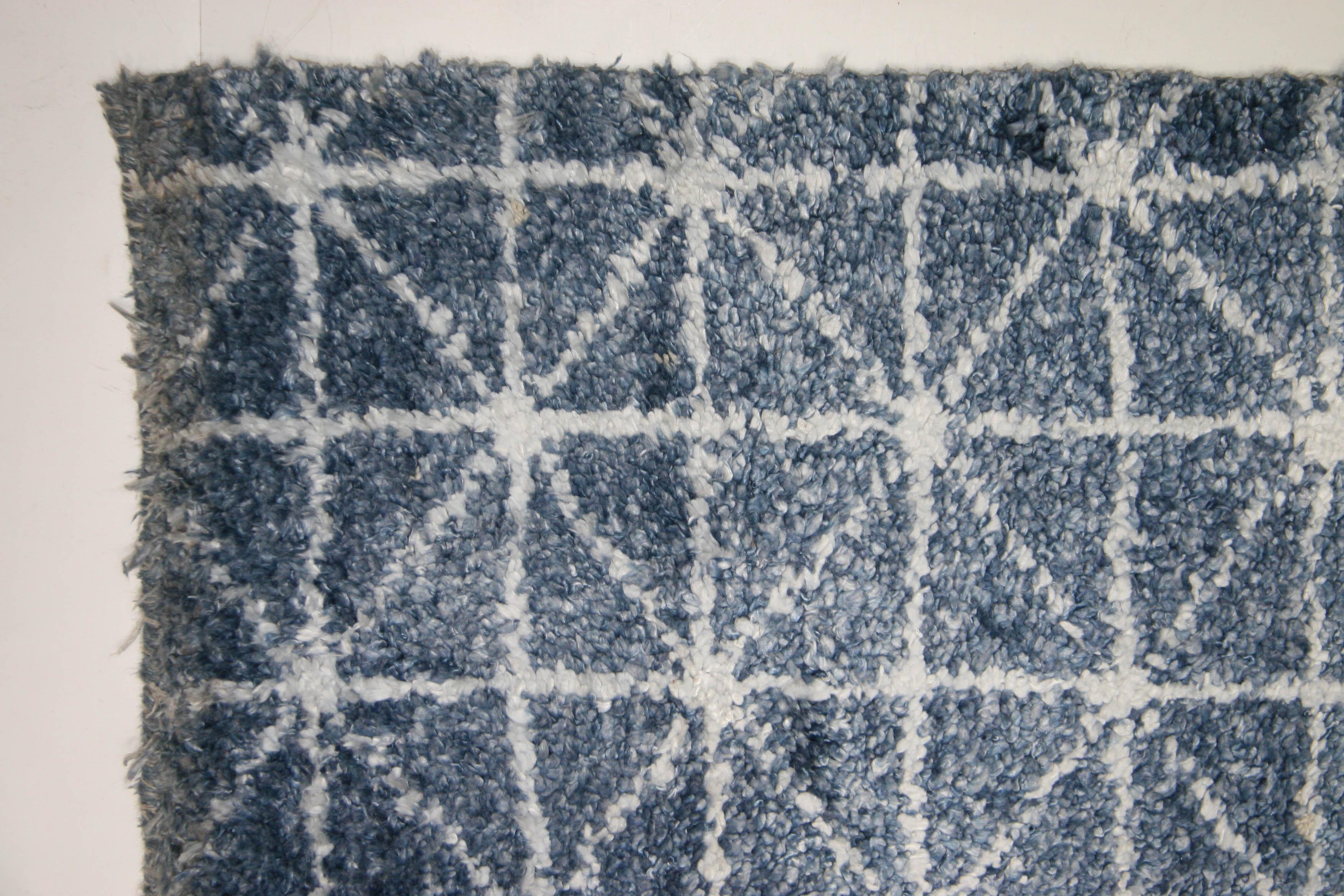 Für den größeren Raum, der ein bisschen Farbe und Pop braucht: ein moderner All-Over-Design-Teppich in Blau mit weißen Kontrastlinien. 

- Seidig weiche Viskose/Baumwollmischung

- Handgeknüpft in Indien.

Erhältlich in 10 x 14 und 12 x 15.