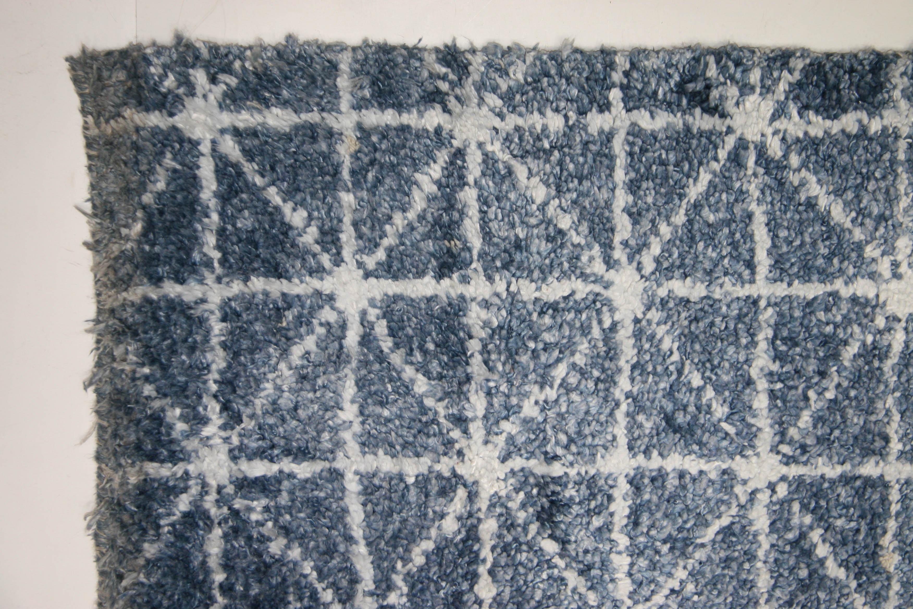 Pour les grands espaces qui ont besoin d'un peu de couleur et de dynamisme : un tapis contemporain à motif all-over en bleu avec des lignes blanches contrastantes. 

- Mélange viscose/coton soyeux et lisse

- Noué à la main en