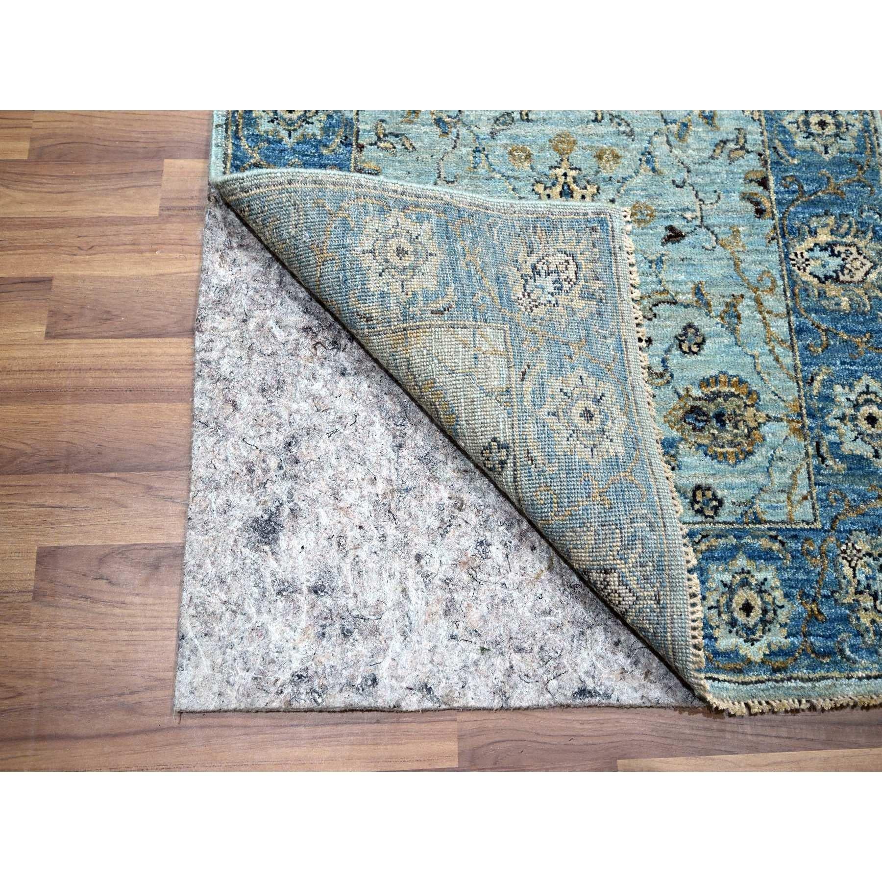Handgeknüpfter Teppich aus Wolle in Blau mit Blumenmuster in All Over Shah Abbas 2'7