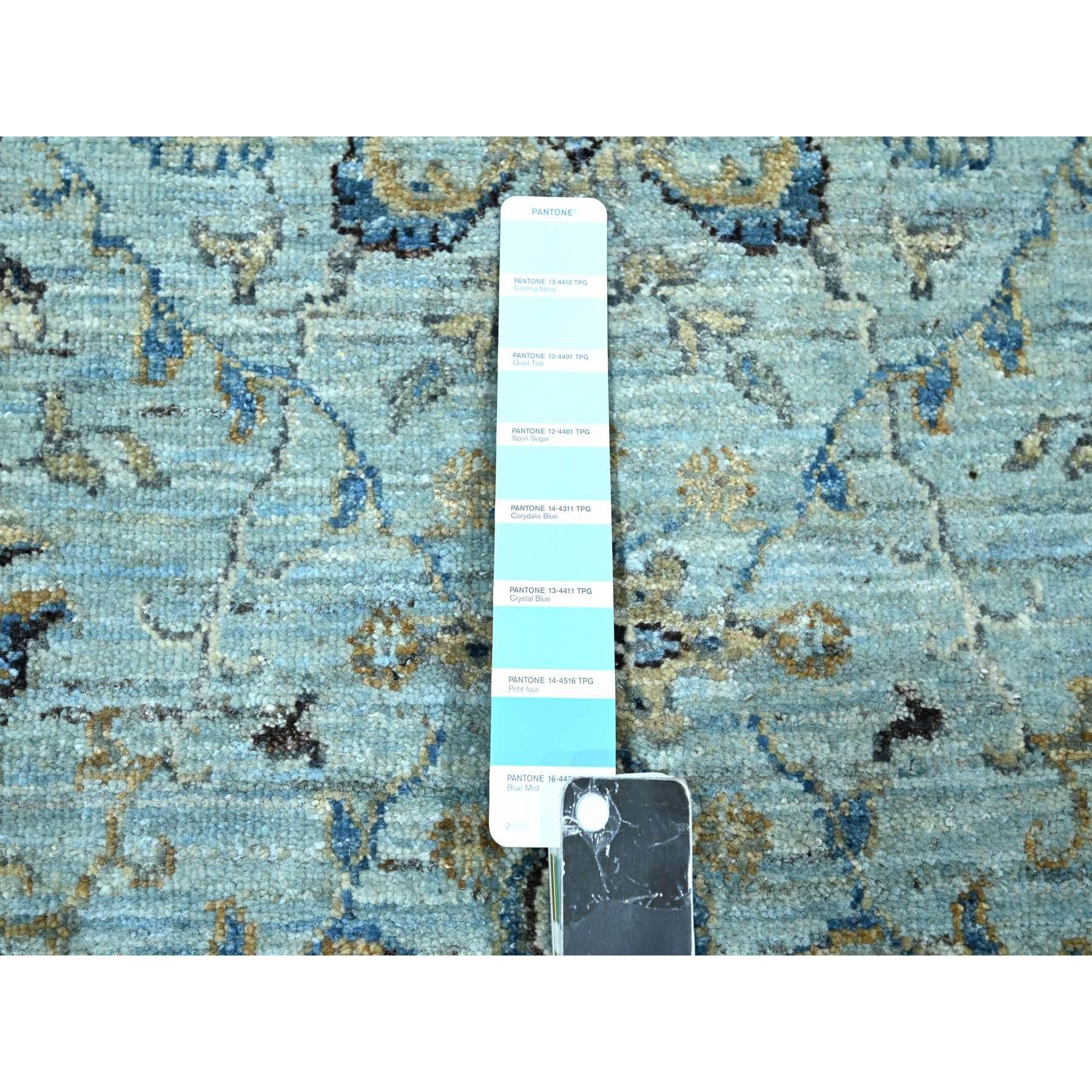 Handgeknüpfter Teppich aus Wolle in Blau mit Blumenmuster in All Over Shah Abbas 2'7