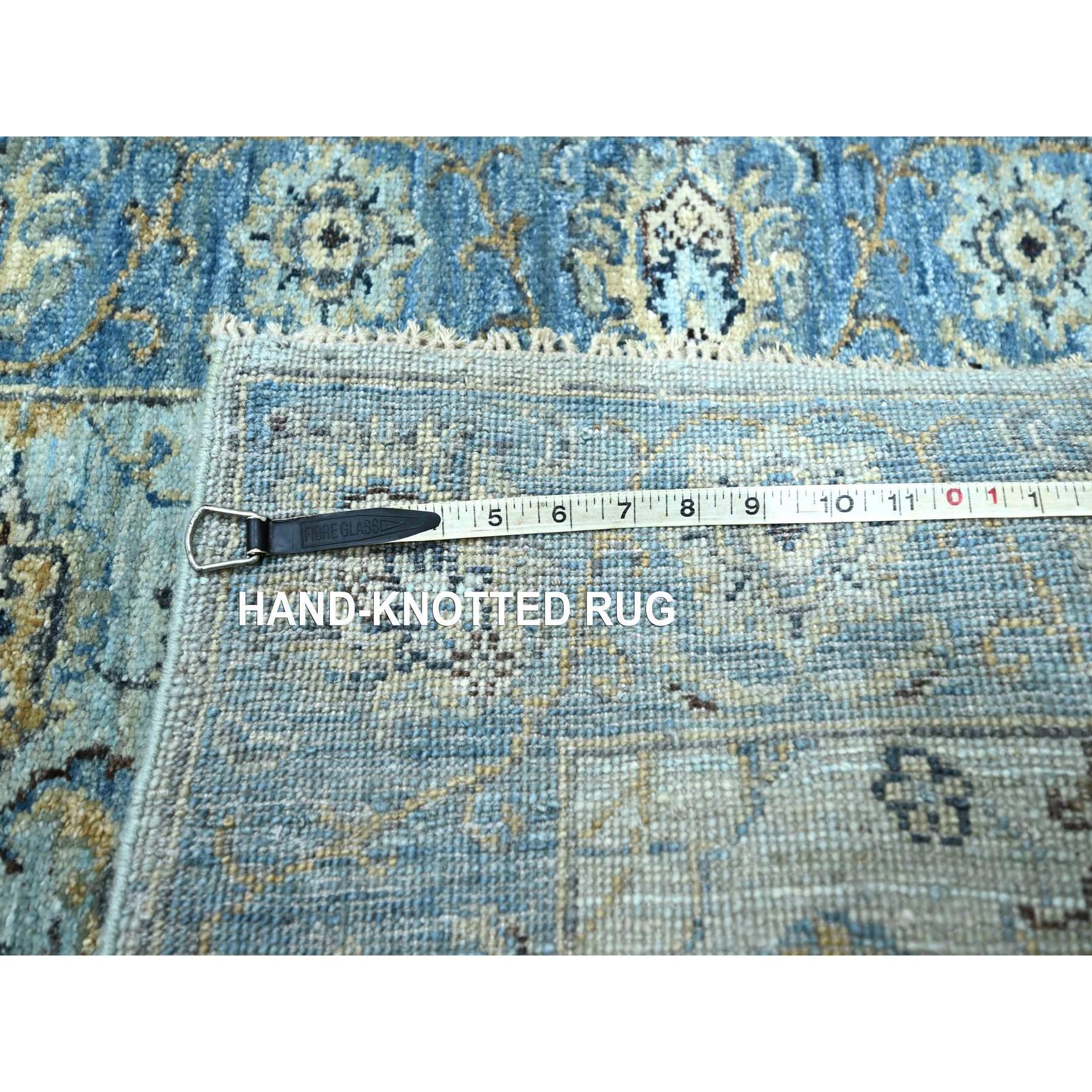 Handgeknüpfter Teppich aus Wolle in Blau mit Blumenmuster in All Over Shah Abbas 2'7