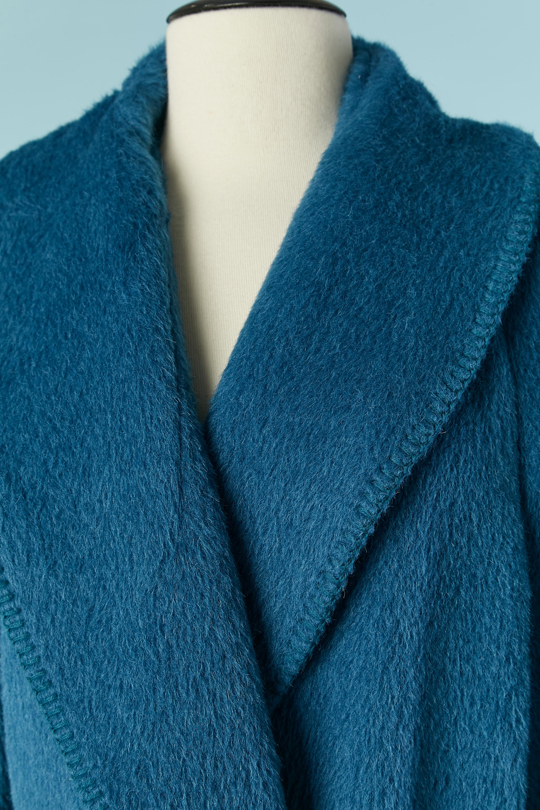 Blue alpaca coat with belt. Main fabric composition: 70% alpaca, 30% wool. Lining: 60% acetate, 40% cupro.
Belt in the same fabric and belt-loop.
SIZE: 40 (It) 36 (Fr) 4 (US) but fit more likely S/M 