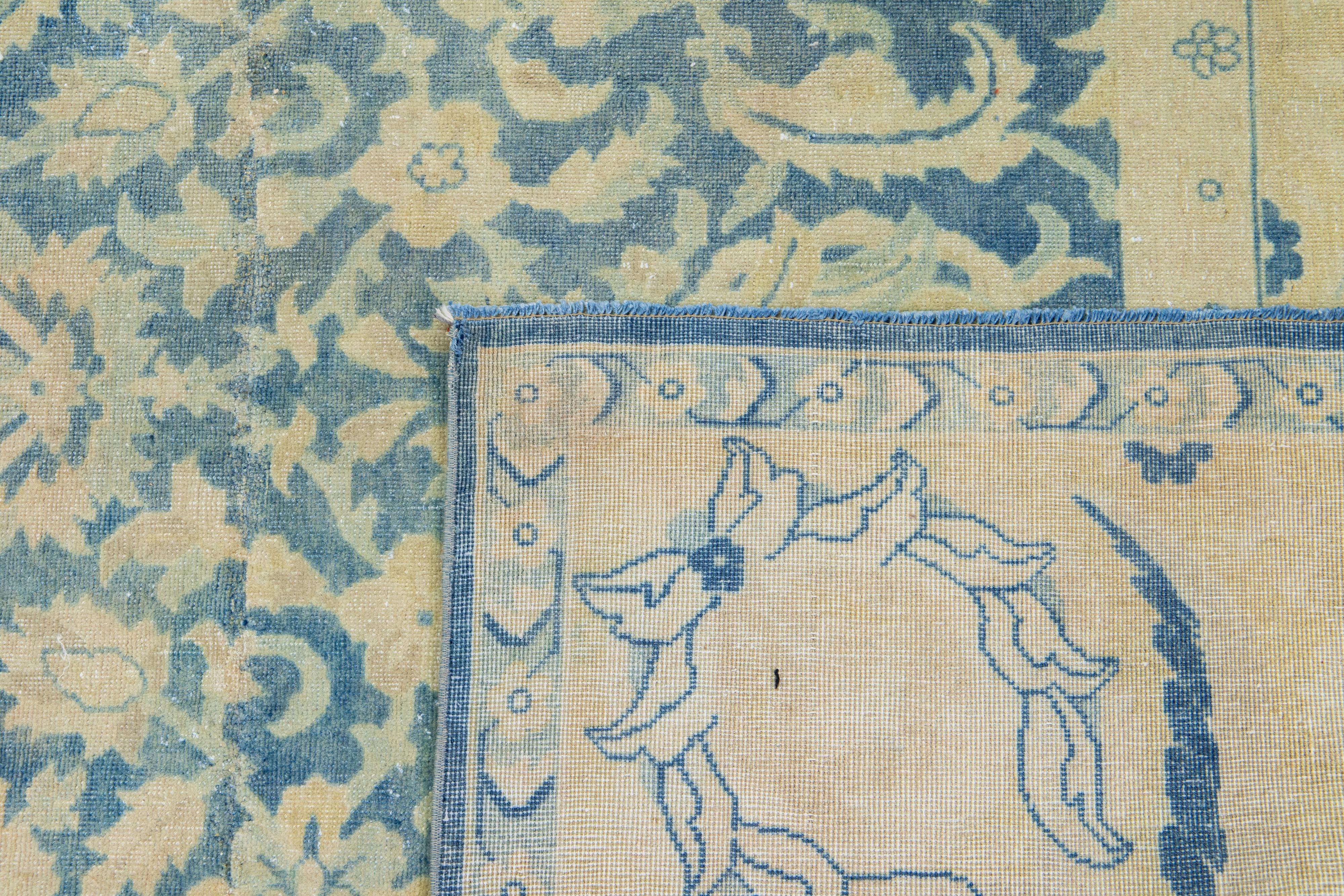 Antike Blau und Beige Antike  Agra Handgefertigter Wollteppich mit Allover-Motiv im Angebot 1