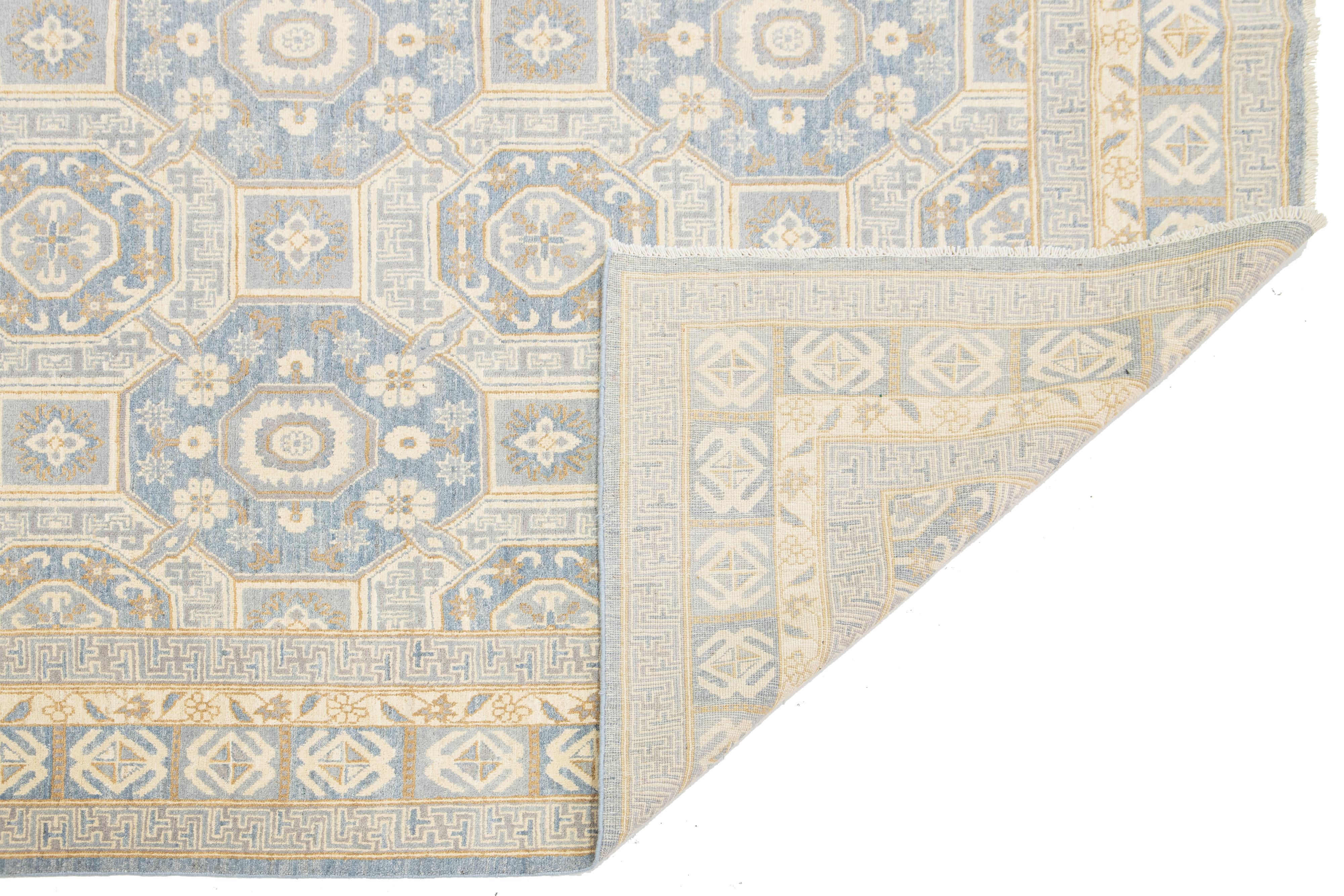 Pakistanais Tapis en laine bleu et beige, fait main, de style Oushak, à motifs géométriques en vente