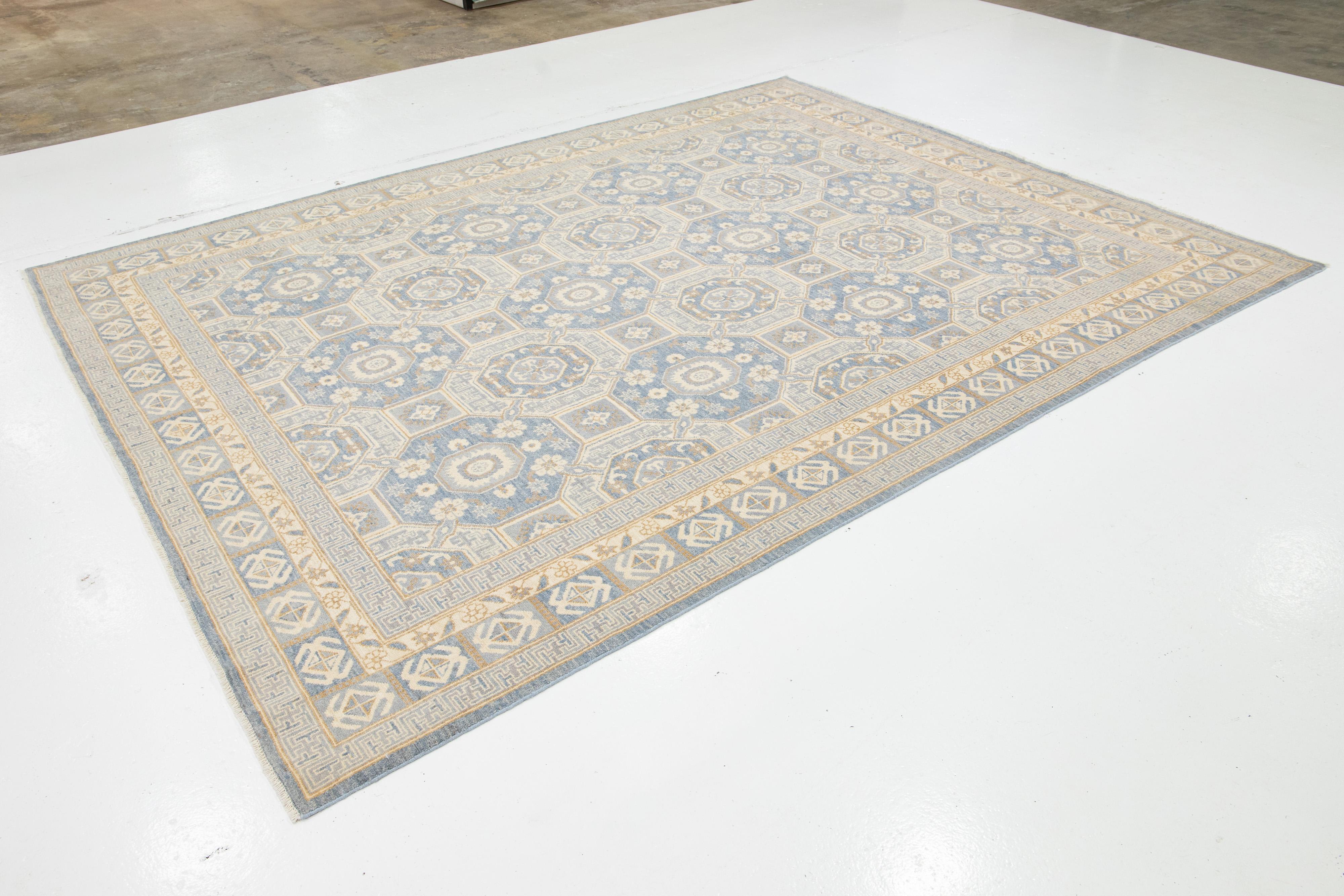 Noué à la main Tapis en laine bleu et beige, fait main, de style Oushak, à motifs géométriques en vente