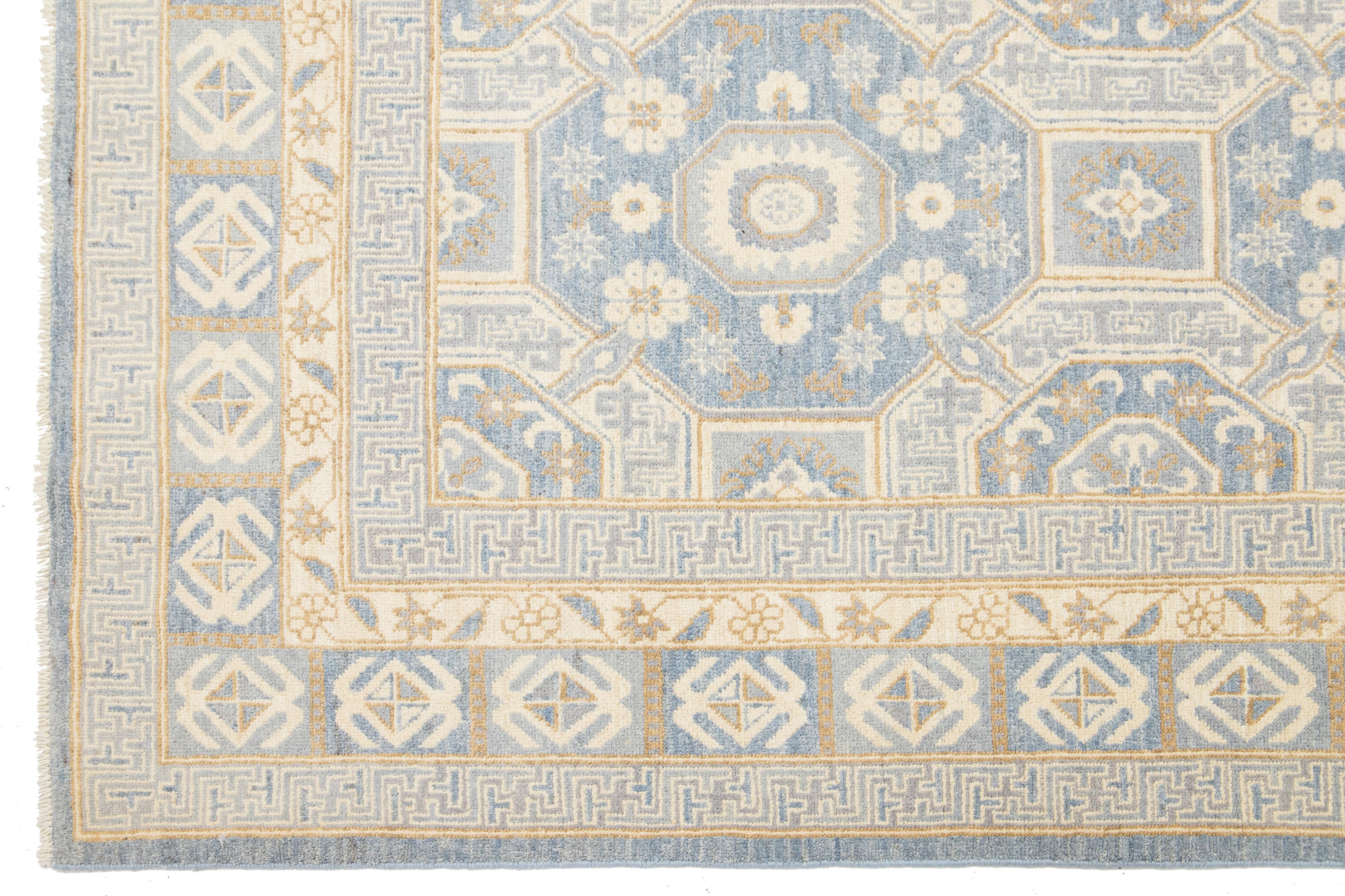 XXIe siècle et contemporain Tapis en laine bleu et beige, fait main, de style Oushak, à motifs géométriques en vente