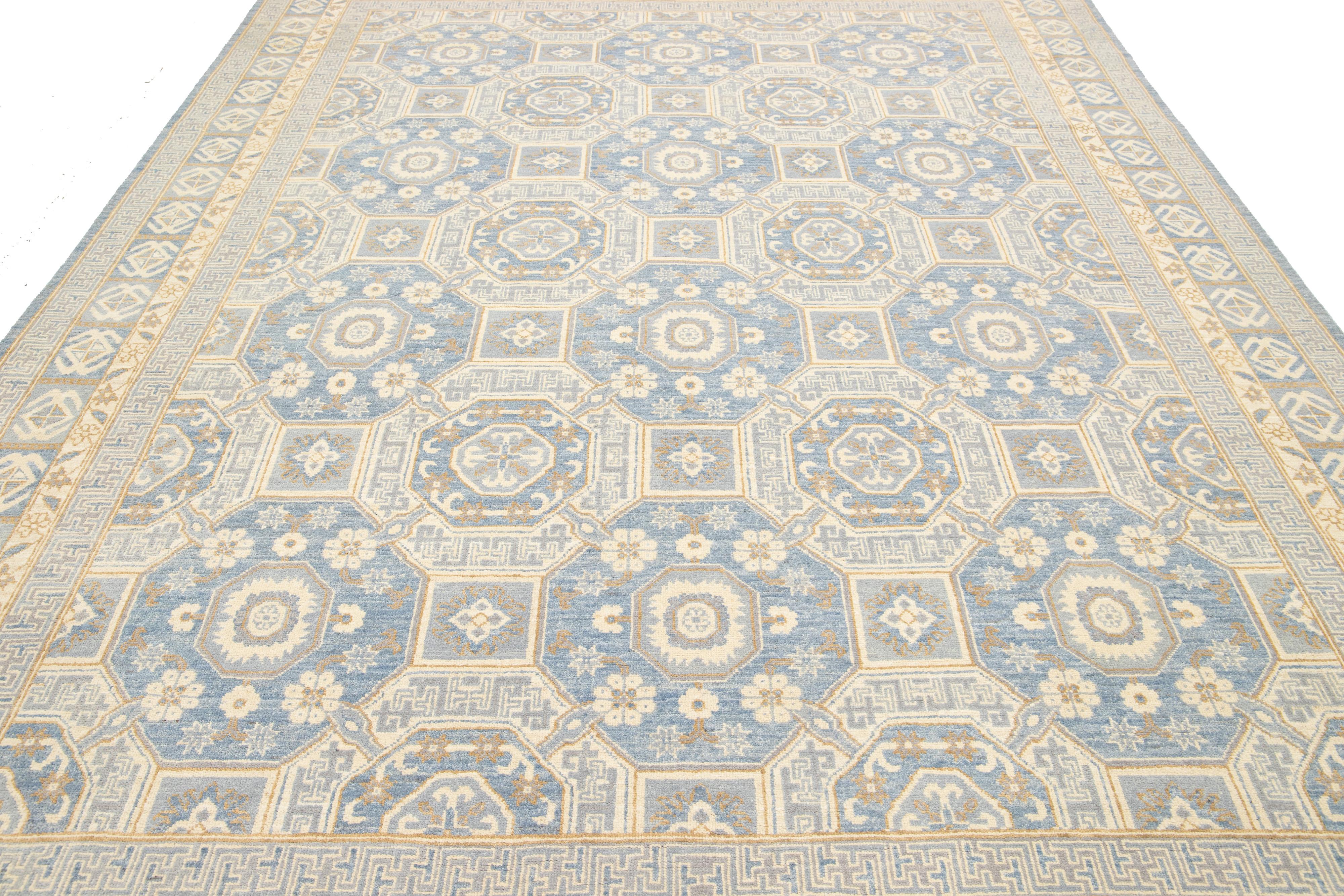 Laine Tapis en laine bleu et beige, fait main, de style Oushak, à motifs géométriques en vente