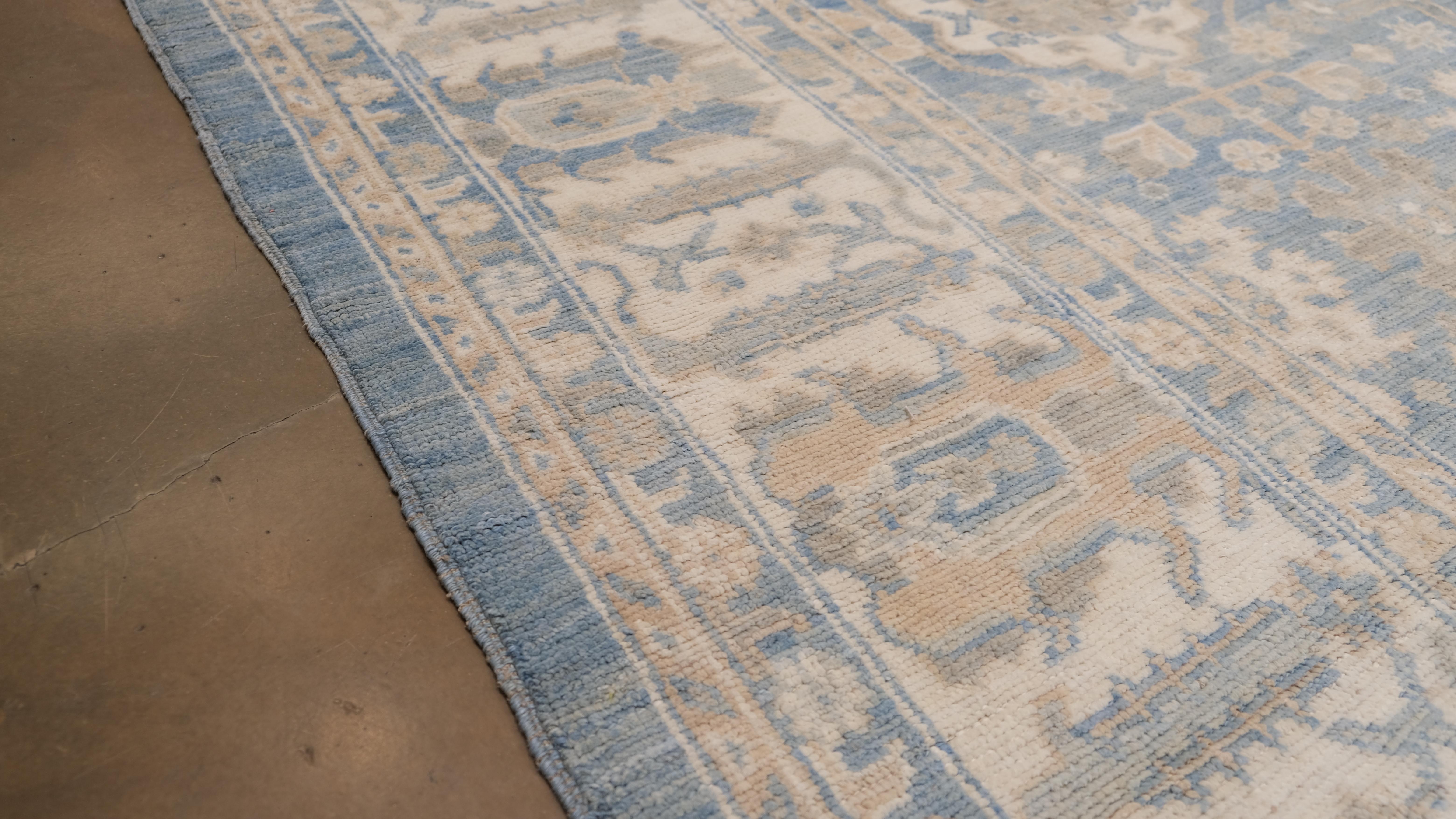 Blauer und beigefarbener Oushak-Wollteppich 9'4''x11'9'' um 2020 (Pakistanisch) im Angebot