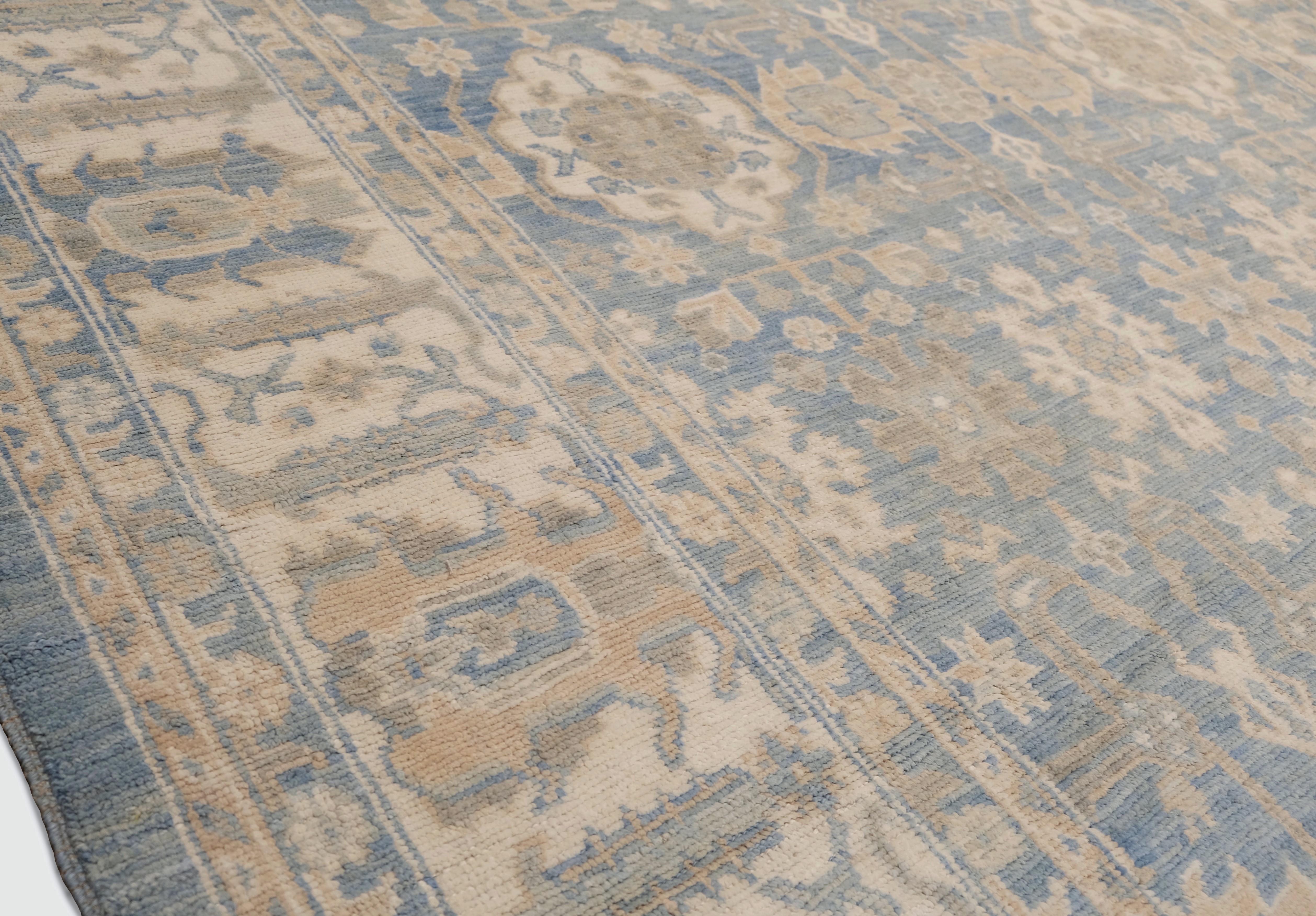 Blauer und beigefarbener Oushak-Wollteppich 9'4''x11'9'' um 2020 (Handgeknüpft) im Angebot
