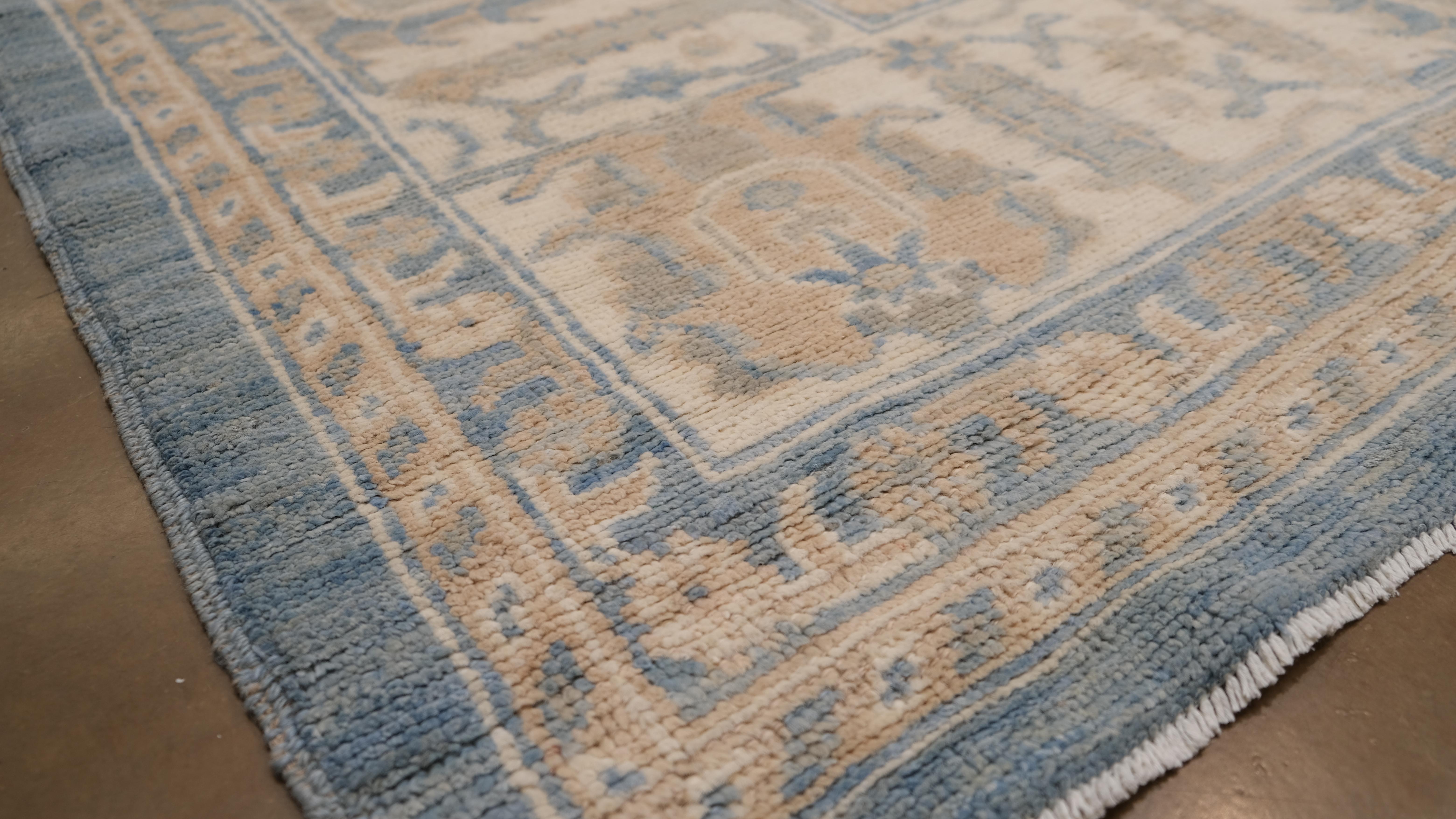 Blauer und beigefarbener Oushak-Wollteppich 9'4''x11'9'' um 2020 (21. Jahrhundert und zeitgenössisch) im Angebot