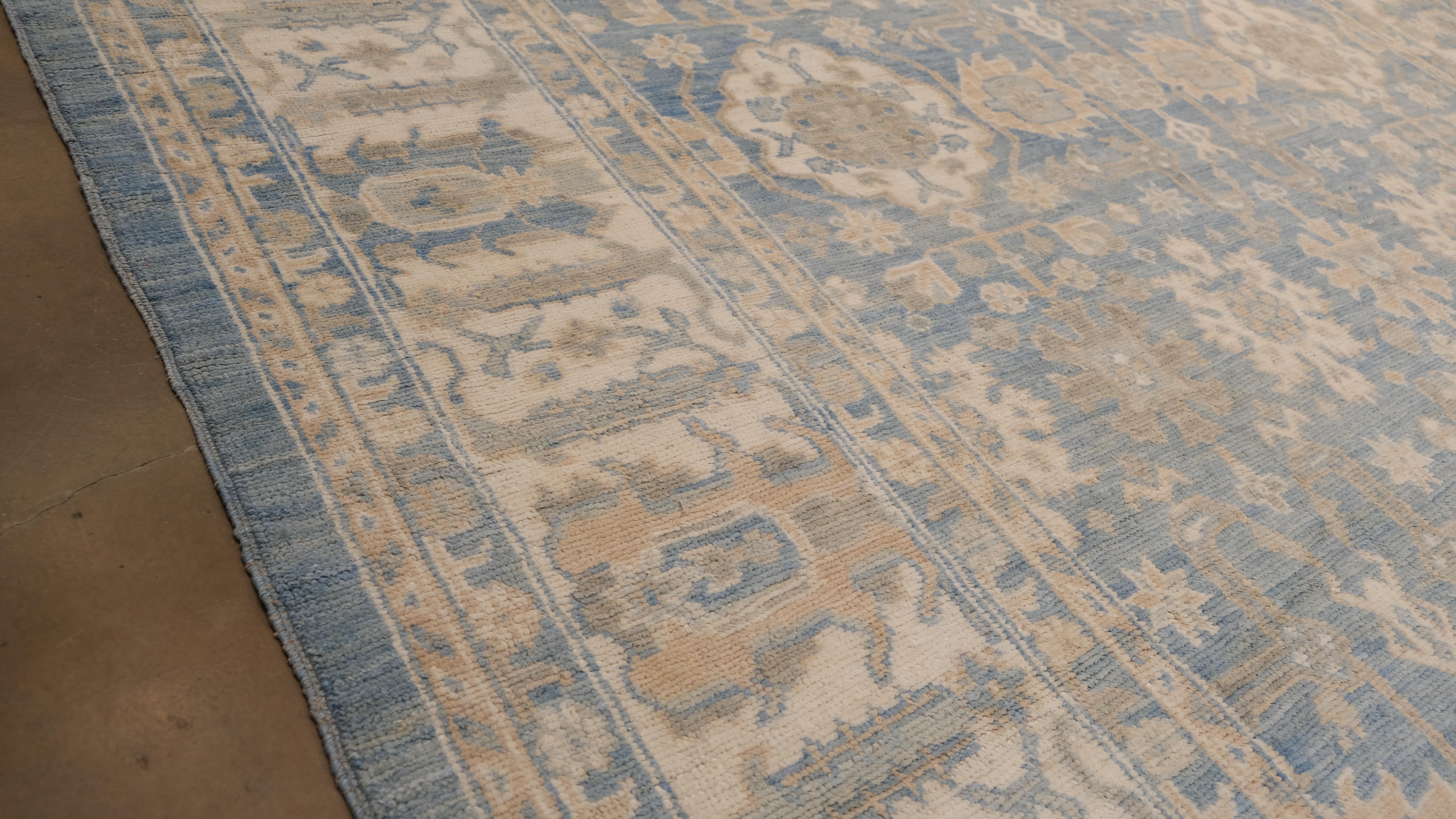 Blauer und beigefarbener Oushak-Wollteppich 9'4''x11'9'' um 2020 (Wolle) im Angebot