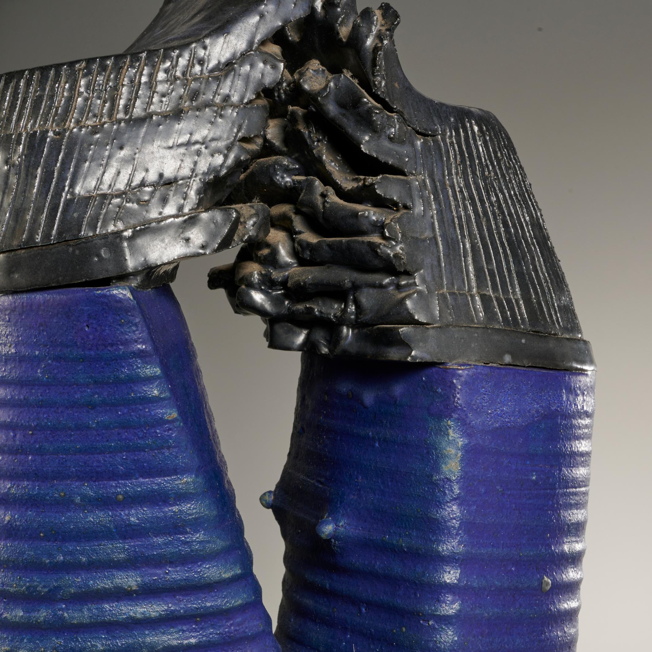 Milieu du XXe siècle Sculpture abstraite en céramique bleue et noire de William Lau en vente