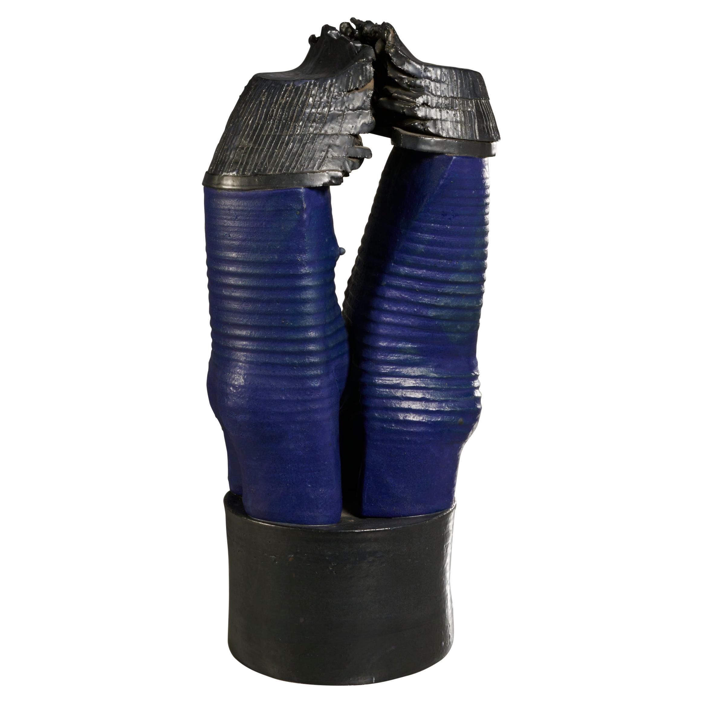 Sculpture abstraite en céramique bleue et noire de William Lau en vente