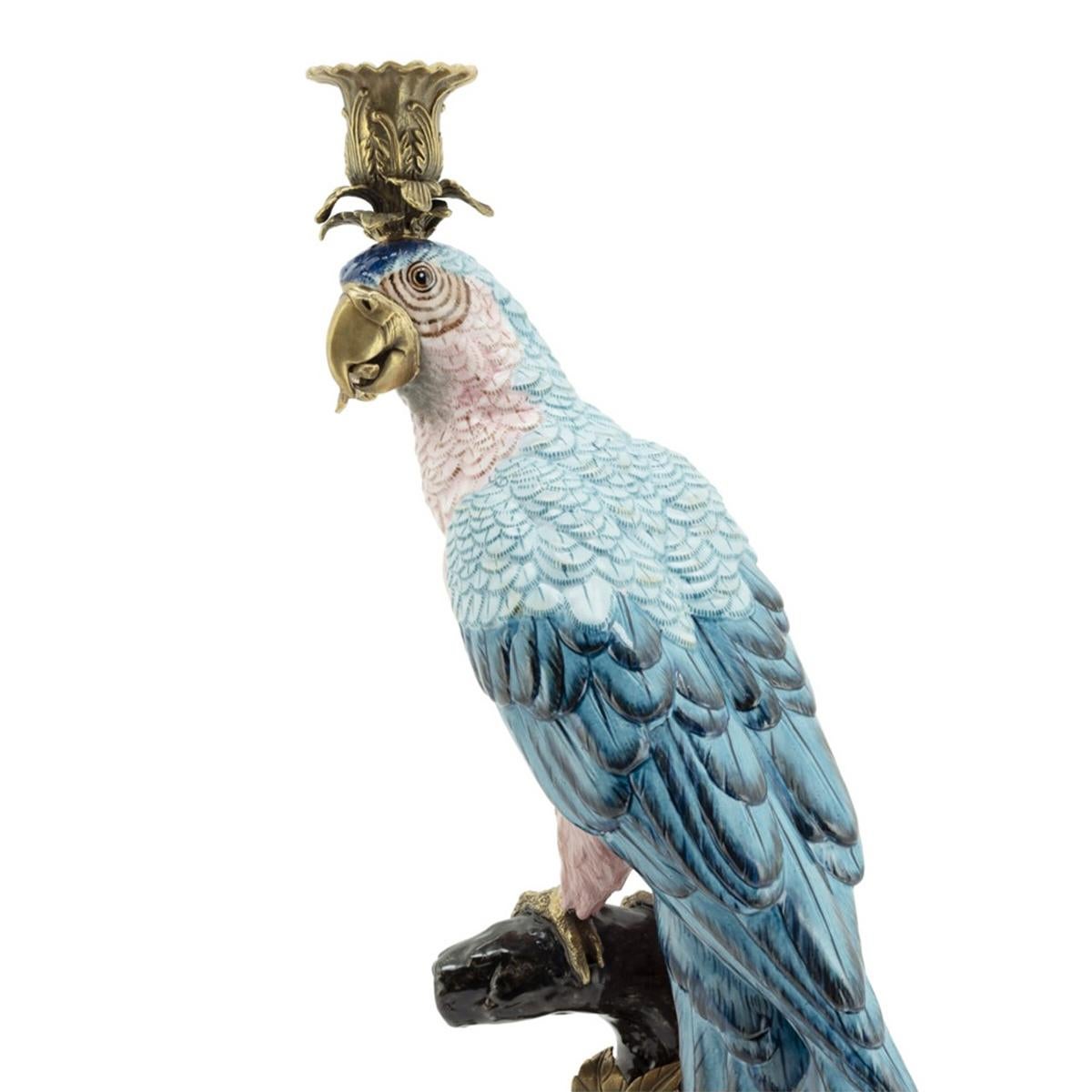 Kerzenhalter Blau und Bronze Papagei in
handbemaltes Porzellan mit Messingdetails.
Für 1 Kerze. Kerze nicht enthalten.