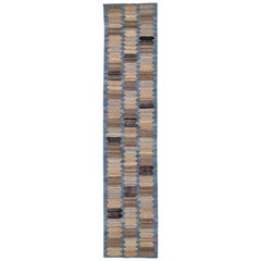 Runner in lana kilim a trama piatta blu e marrone con un moderno design astratto