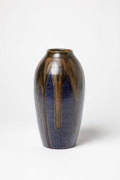 Jarrón de cerámica esmaltada azul y marrón de Jean Pointu, hacia 1920.