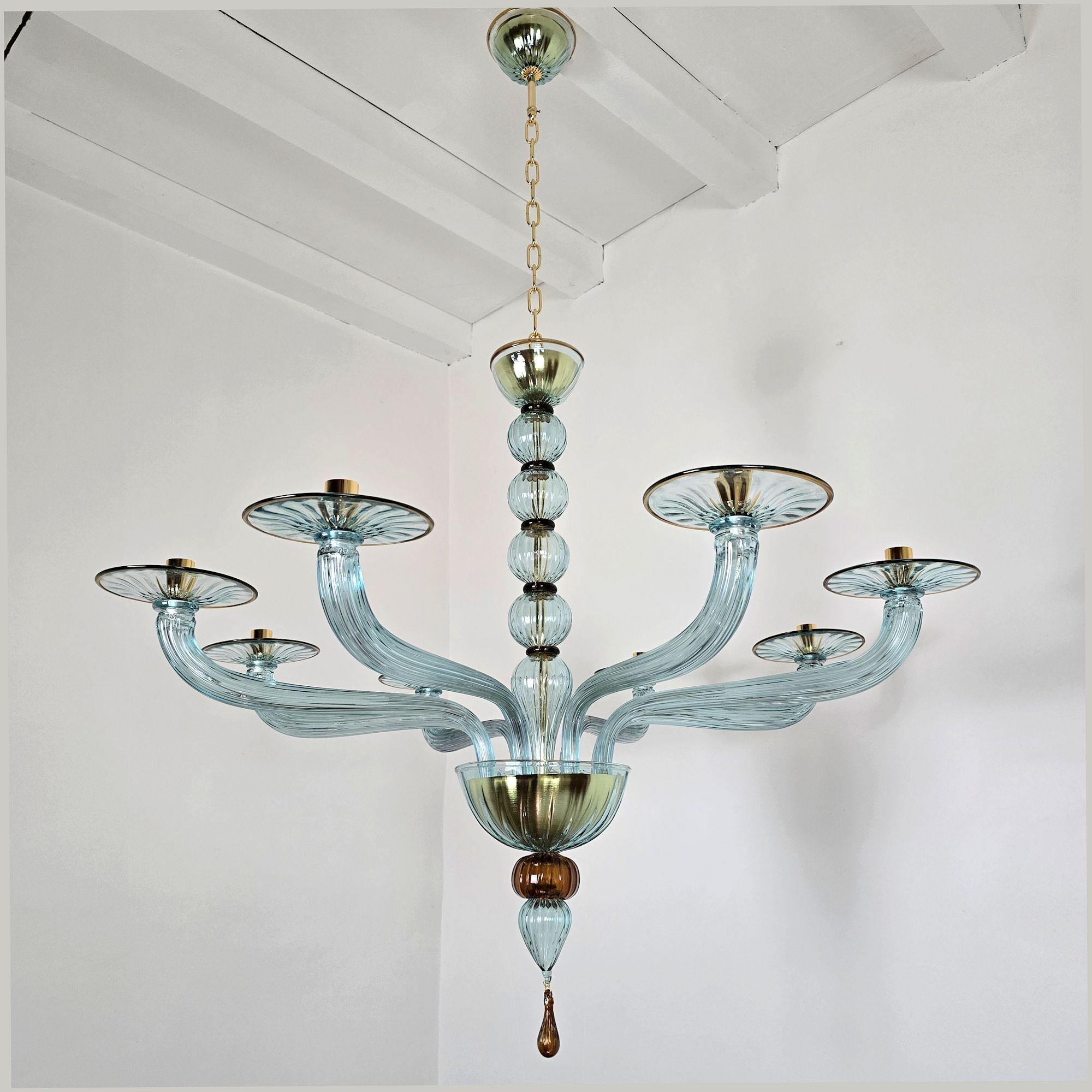 Lustre moderne du milieu du siècle en verre de Murano bleu et brun, Italie.
Le grand lustre en verre de Murano est attribué à Venini, Italie, années 1970.
Le lustre soufflé à la main est composé d'un délicat verre de Murano de couleur bleu clair