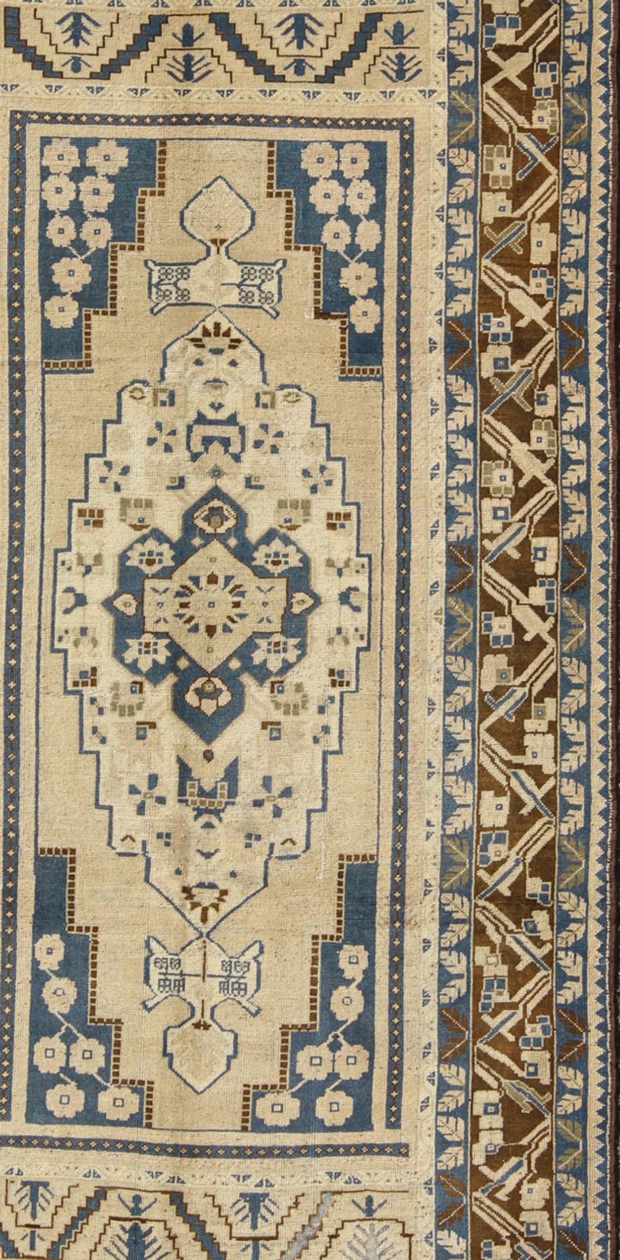 Blue and brown Oushak vintage rug from Turkey with Geometric Layered Medallion, Keivan Woven Arts / rug TU-VEY-17, country of origin / type: Turkey / Oushak, circa mid-20th century

This vintage Turkish Oushak carpet (circa mid-20th century)