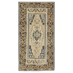 Blauer und brauner Oushak Vintage-Teppich aus der Türkei mit geometrischem, geschichtetem Medaillon