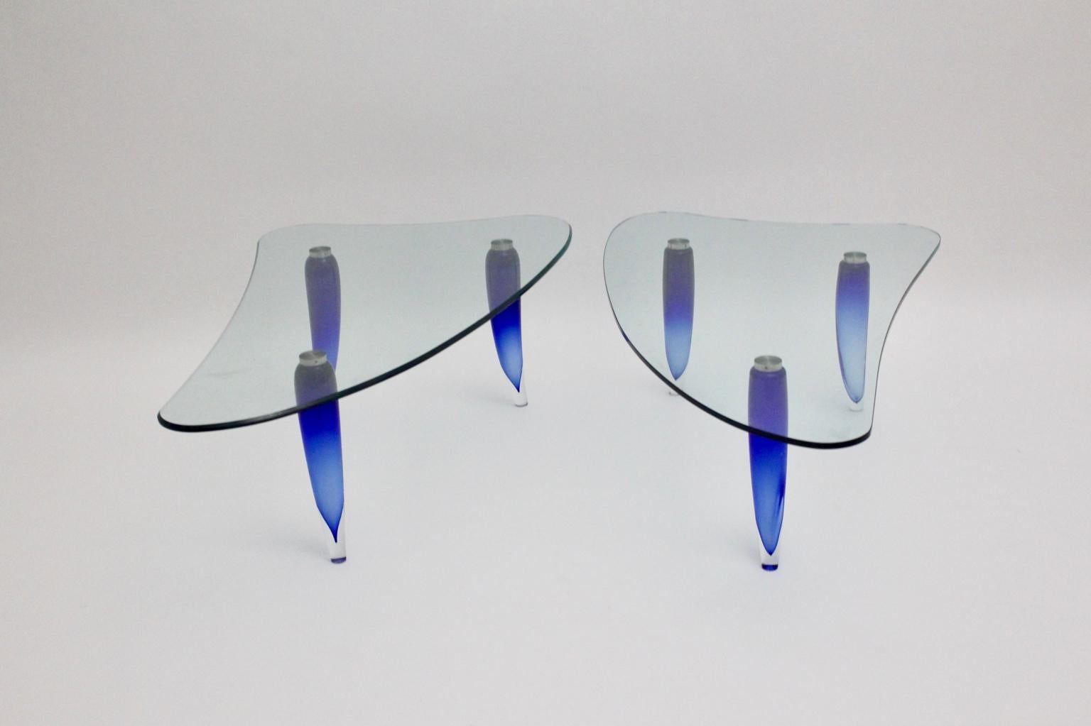 Moderne Couchtische oder Beistelltische aus blauem und klarem Glas von Seguso, Italien, um 1980.
Die Couchtische haben drei aquablaue geschwungene Beine und eine sanft geschwungene Klarglasplatte. Eine der Tabellen zeigt auch eine Facette. 
Die
