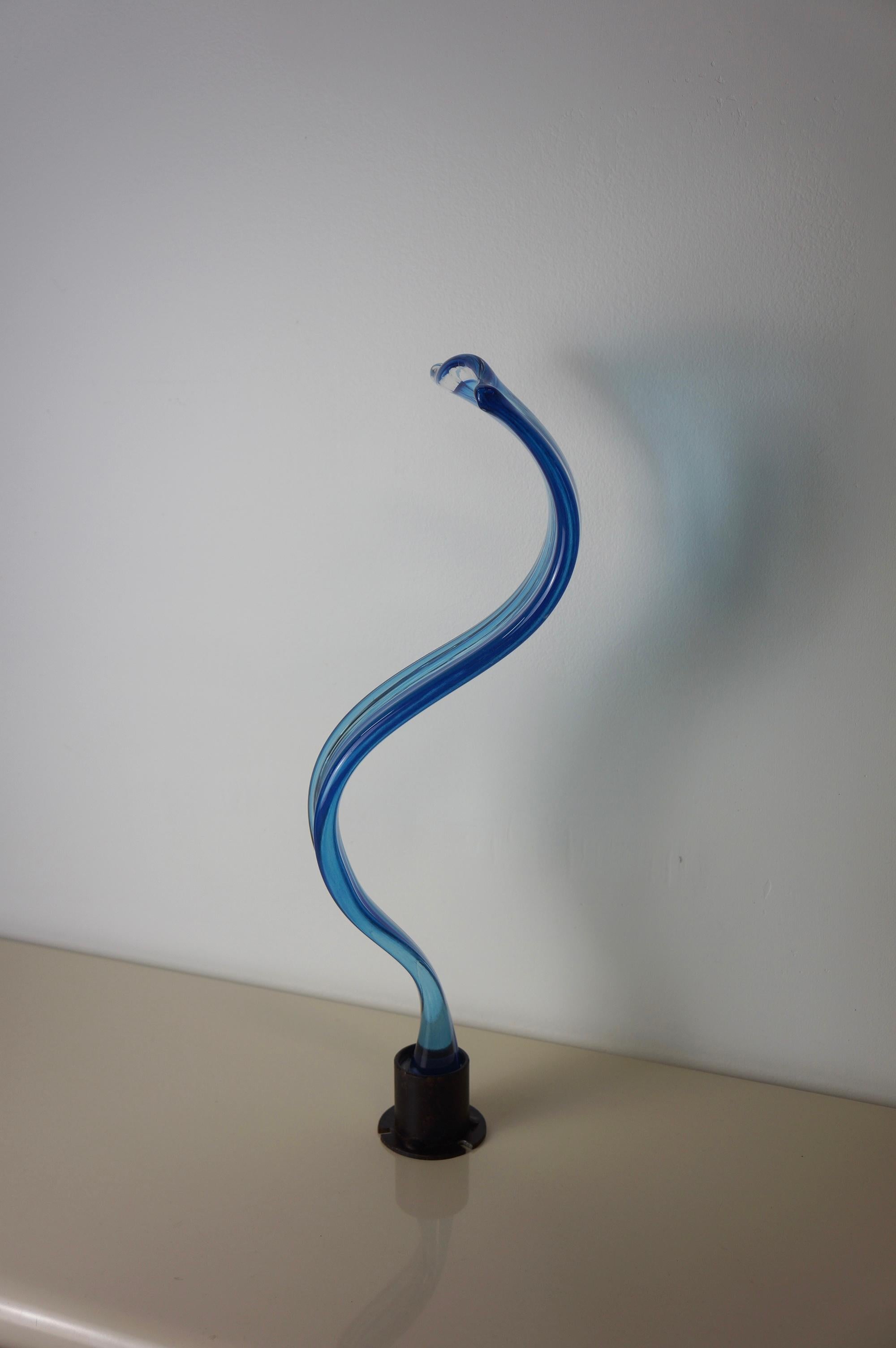 italien Sculpture abstraite en verre d'art ondulé bleu et transparent en vente