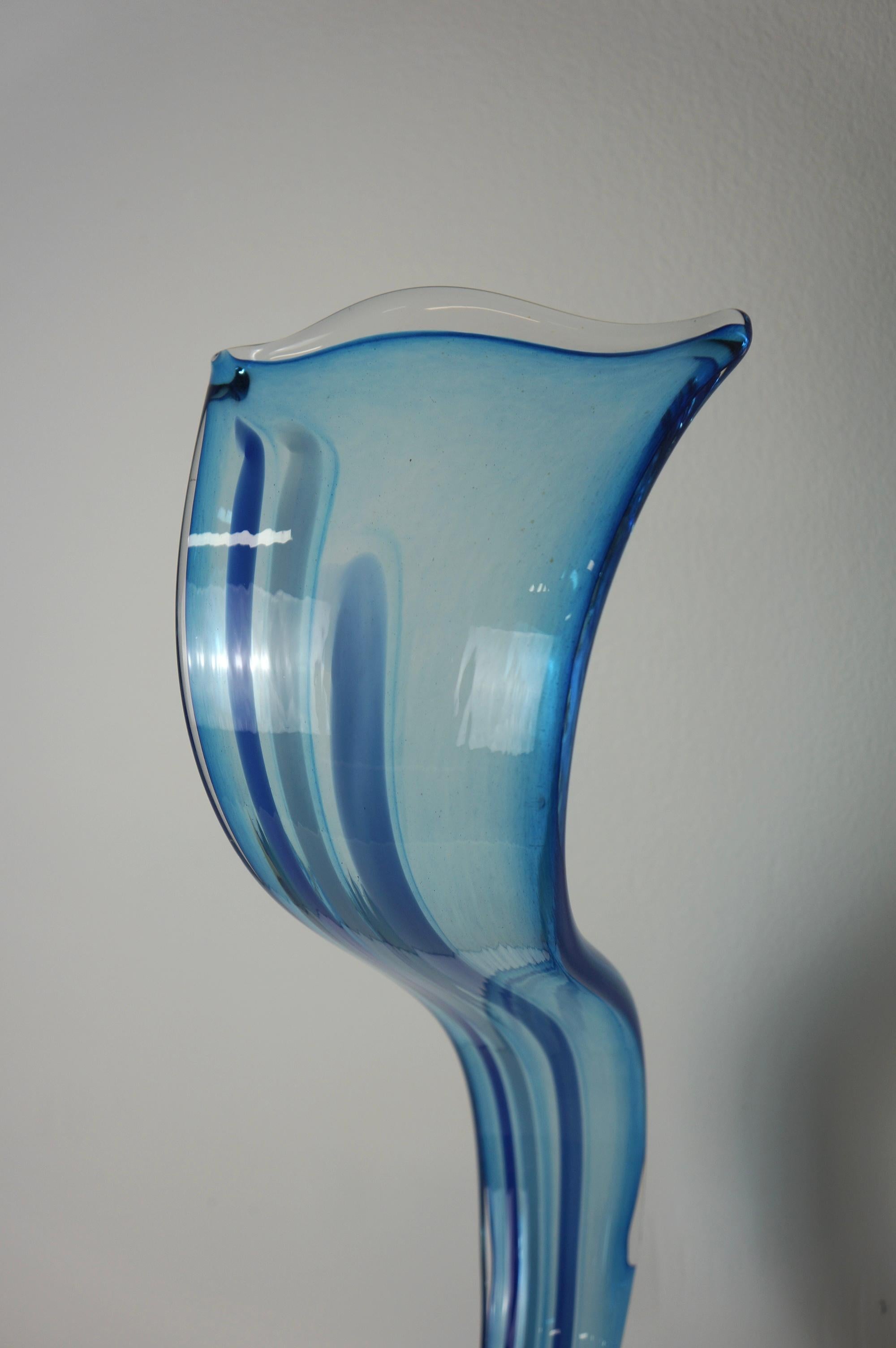 Fin du 20e siècle Sculpture abstraite en verre d'art ondulé bleu et transparent en vente