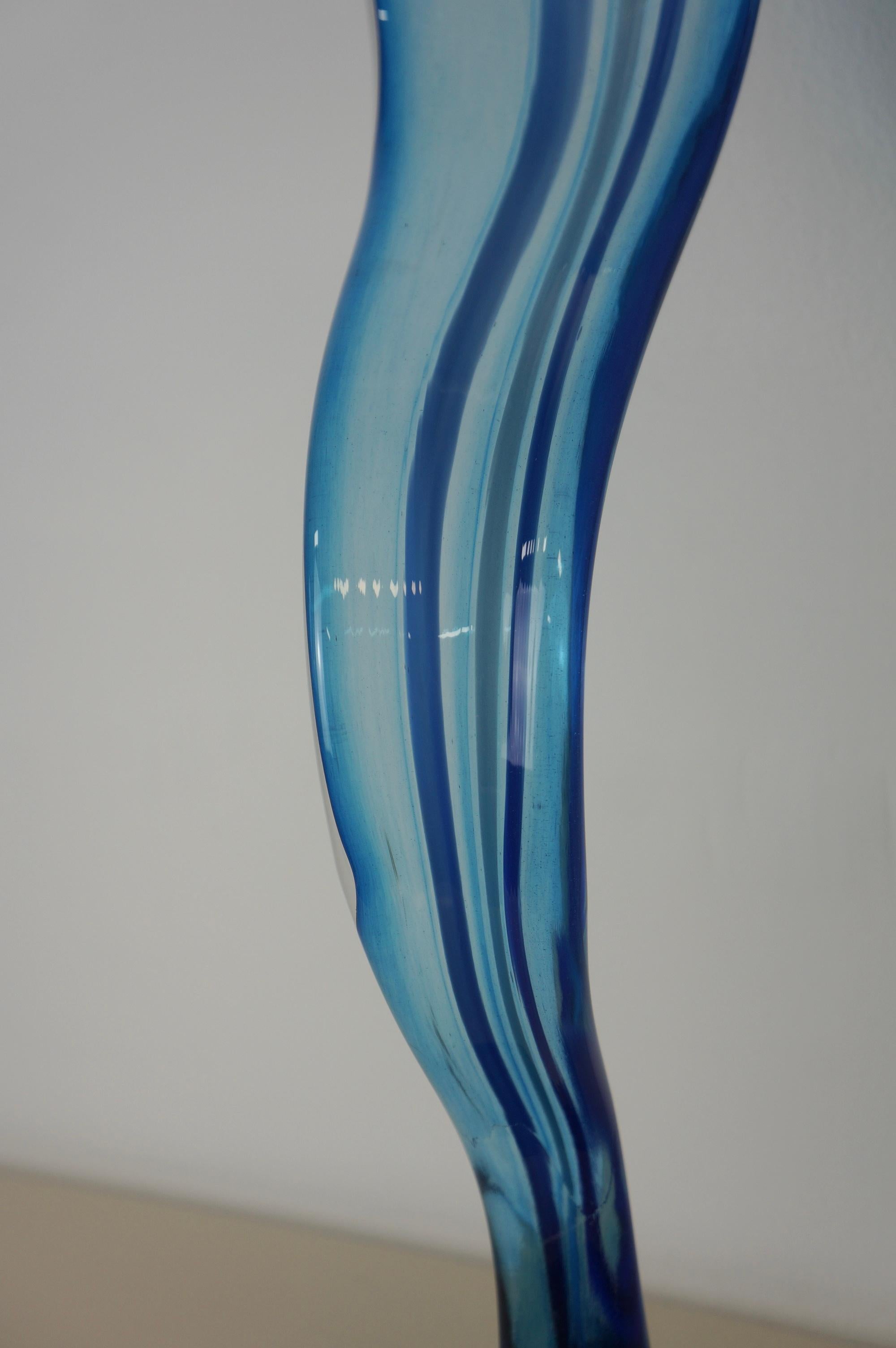 Verre d'art Sculpture abstraite en verre d'art ondulé bleu et transparent en vente