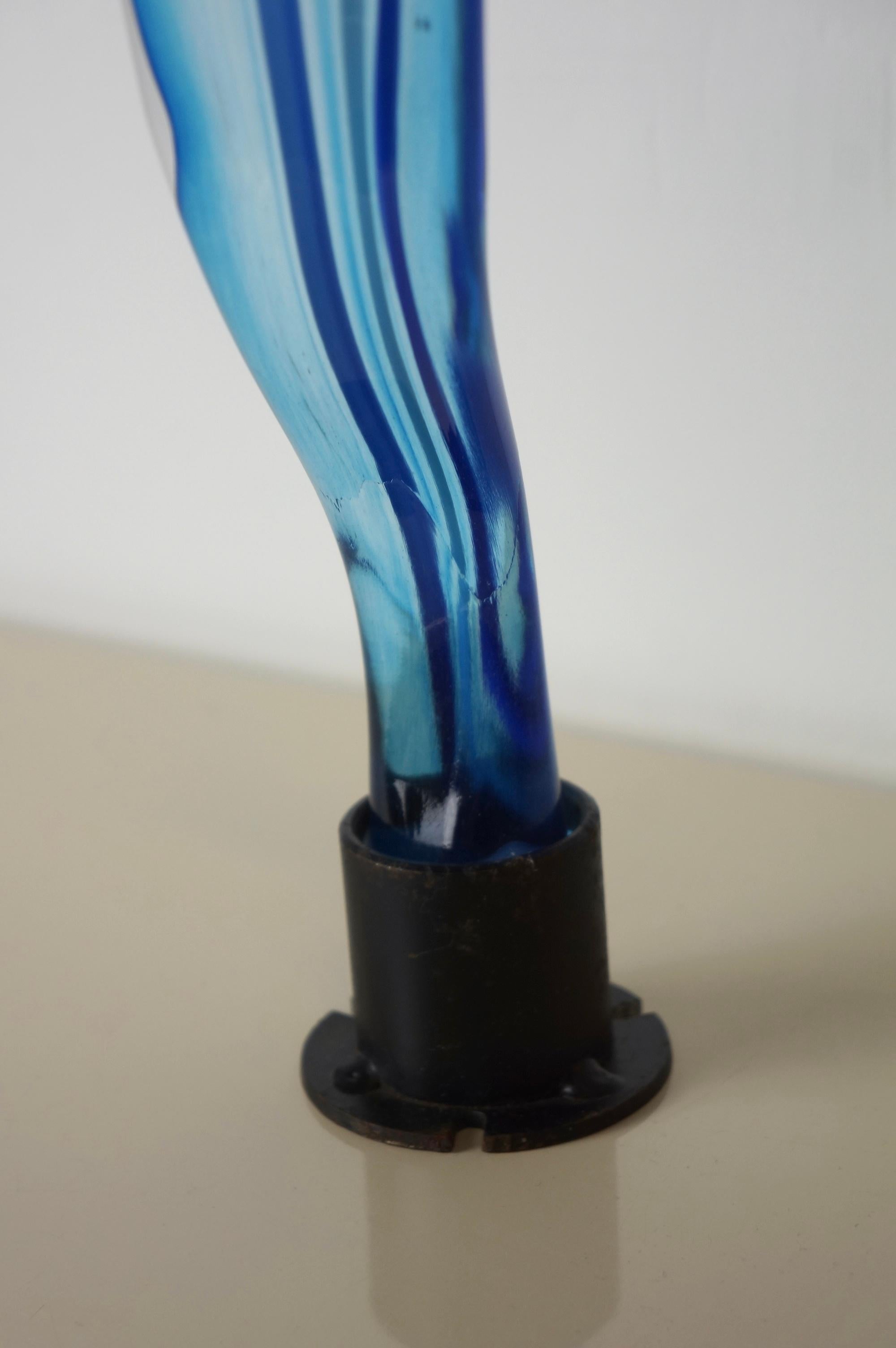 Sculpture abstraite en verre d'art ondulé bleu et transparent en vente 1