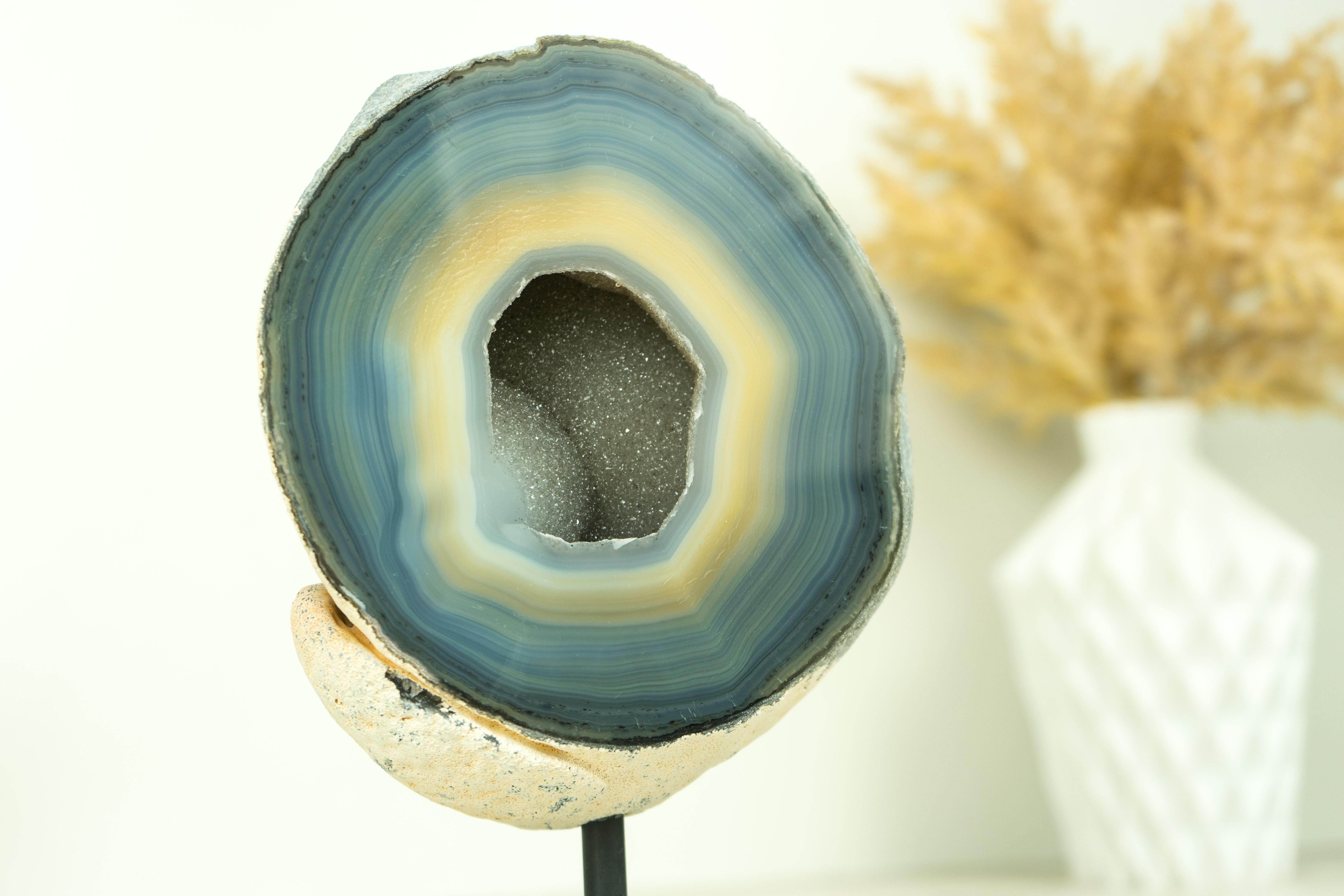 Blauer und cremefarbener Spitzenachat-Geode auf Stand - Gebänderter Achat-Geode mit Zucker im Angebot 5