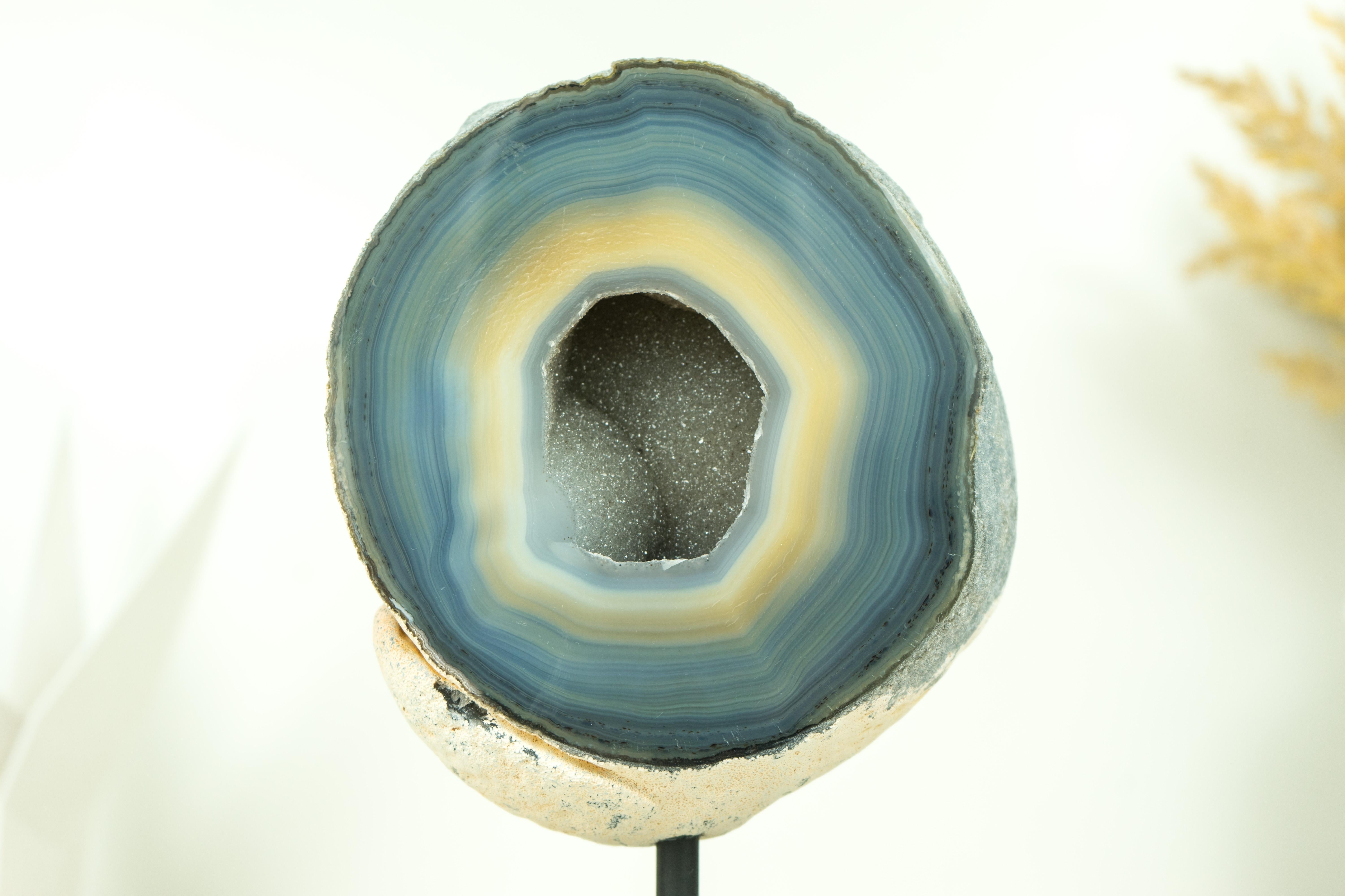 Blauer und cremefarbener Spitzenachat-Geode auf Stand - Gebänderter Achat-Geode mit Zucker im Angebot 6