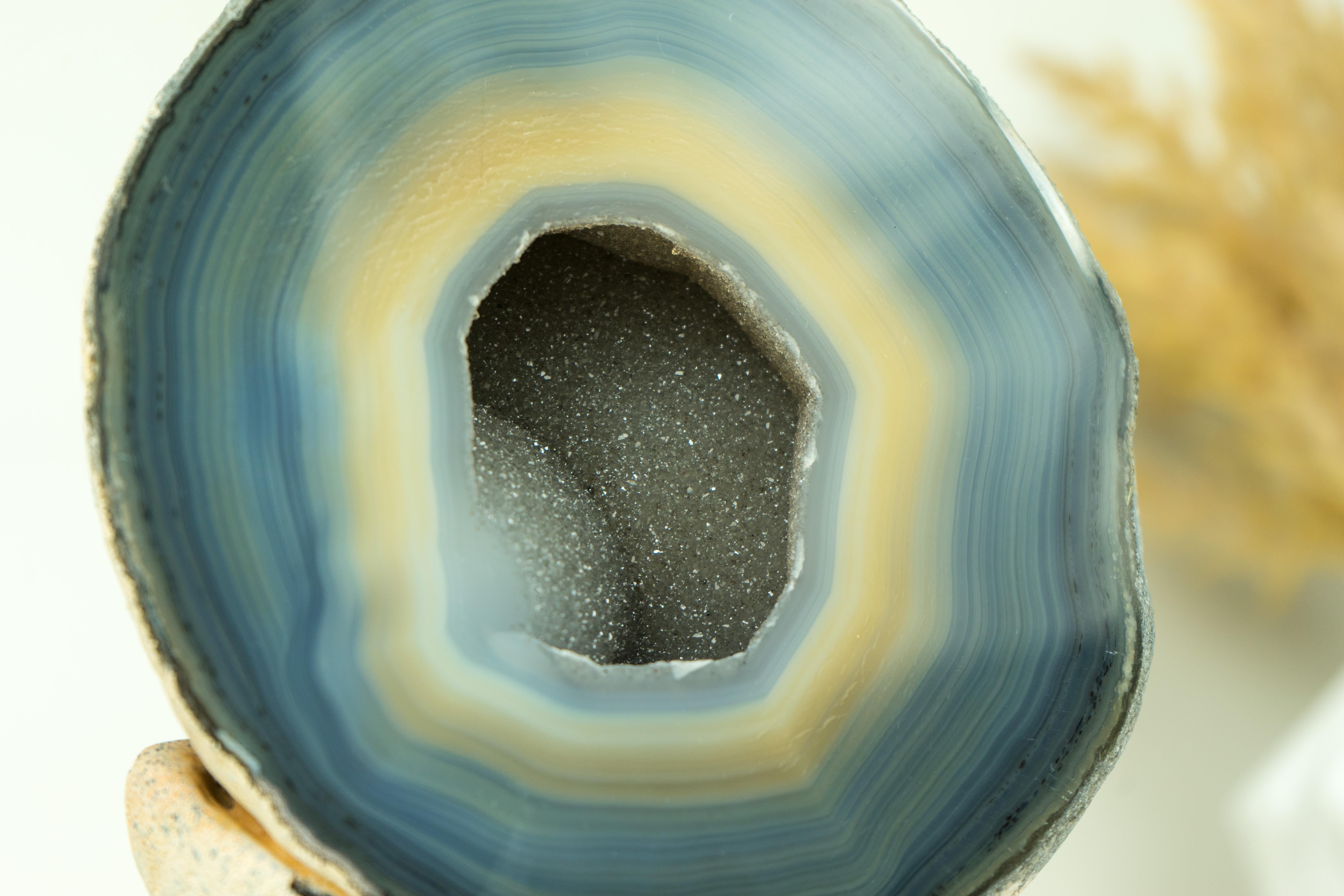Blauer und cremefarbener Spitzenachat-Geode auf Stand - Gebänderter Achat-Geode mit Zucker im Zustand „Neu“ im Angebot in Ametista Do Sul, BR