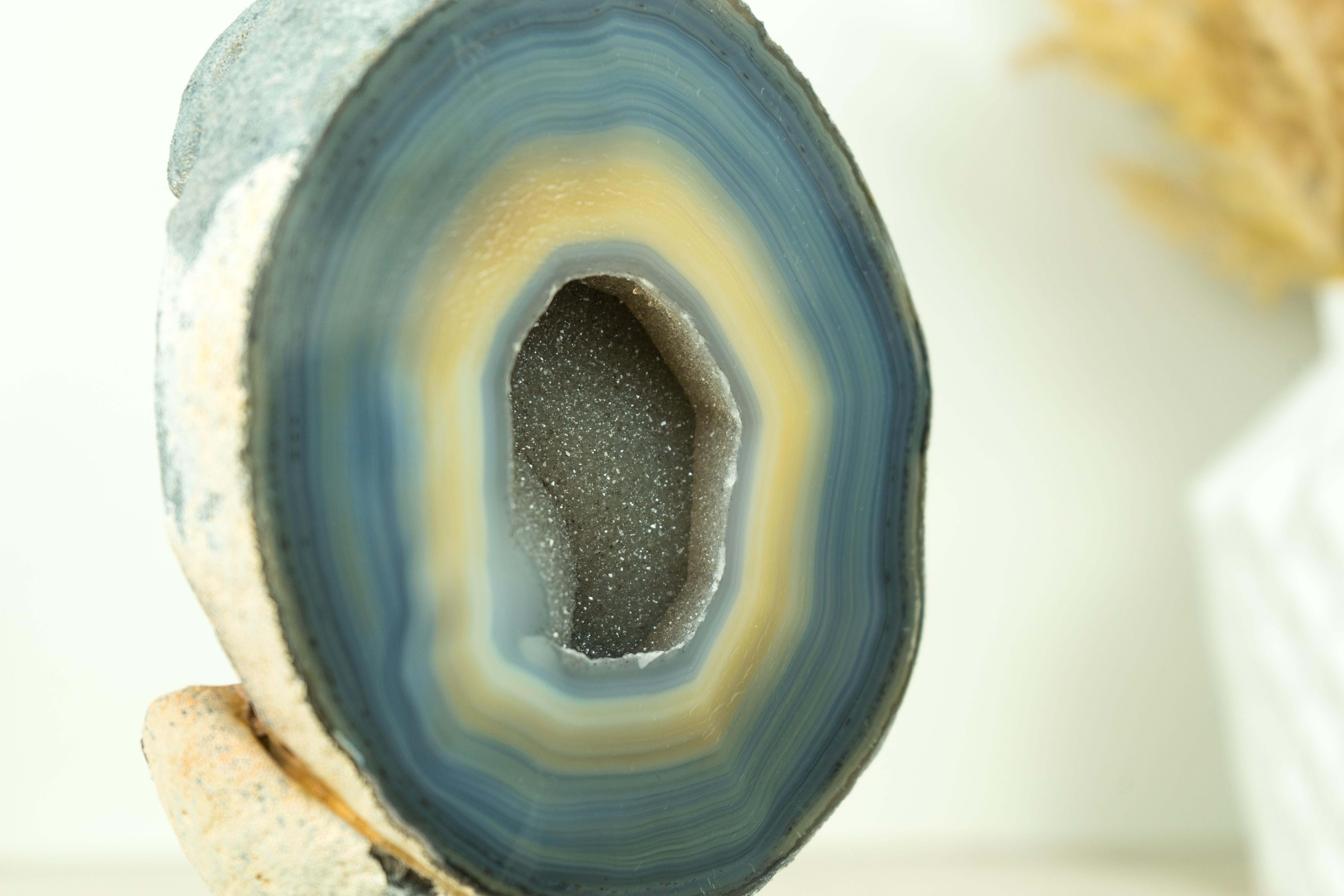 Blauer und cremefarbener Spitzenachat-Geode auf Stand - Gebänderter Achat-Geode mit Zucker im Angebot 3
