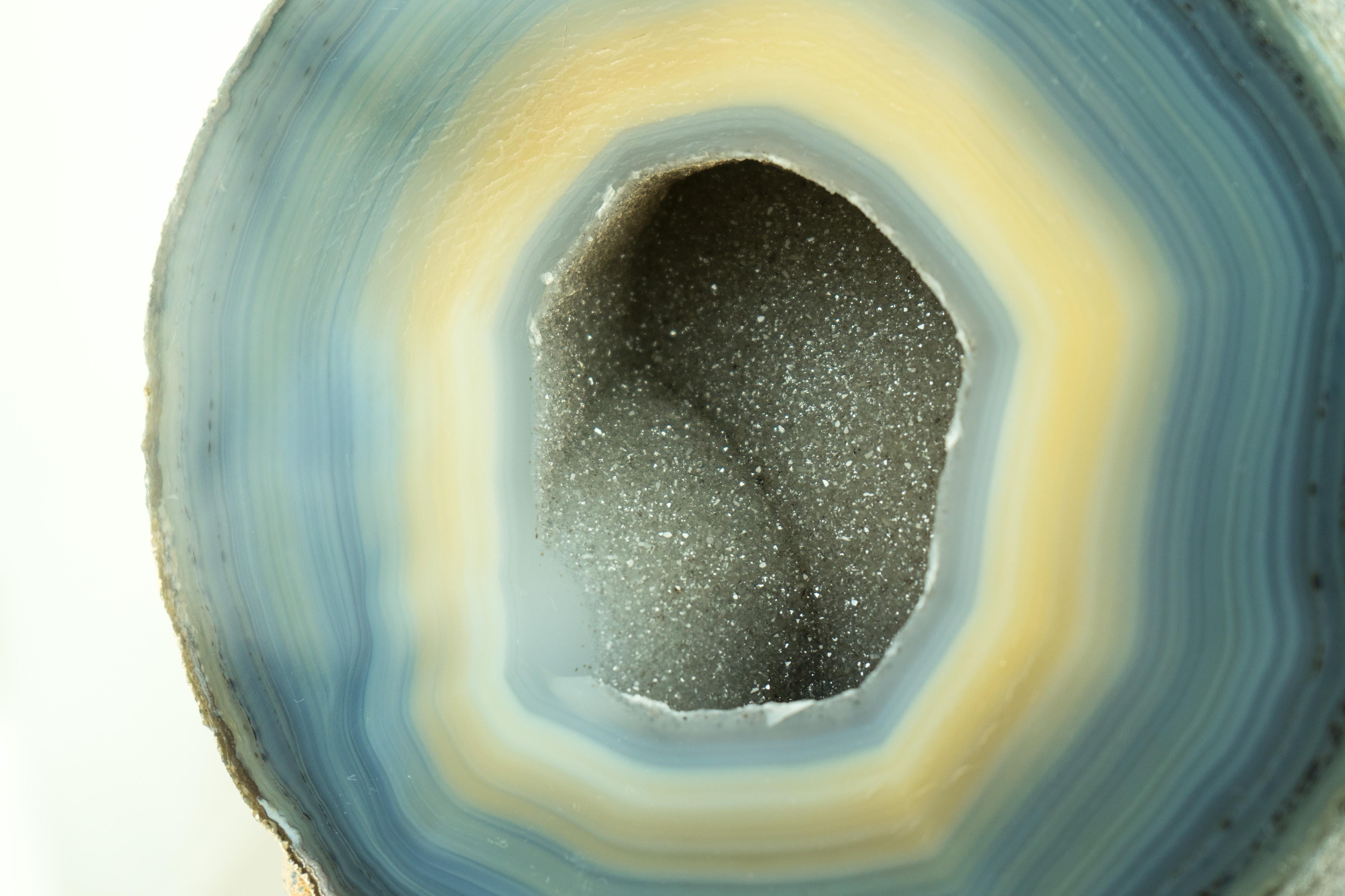 Blauer und cremefarbener Spitzenachat-Geode auf Stand - Gebänderter Achat-Geode mit Zucker im Angebot 4