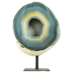 Blauer und cremefarbener Spitzenachat-Geode auf Stand - Gebänderter Achat-Geode mit Zucker
