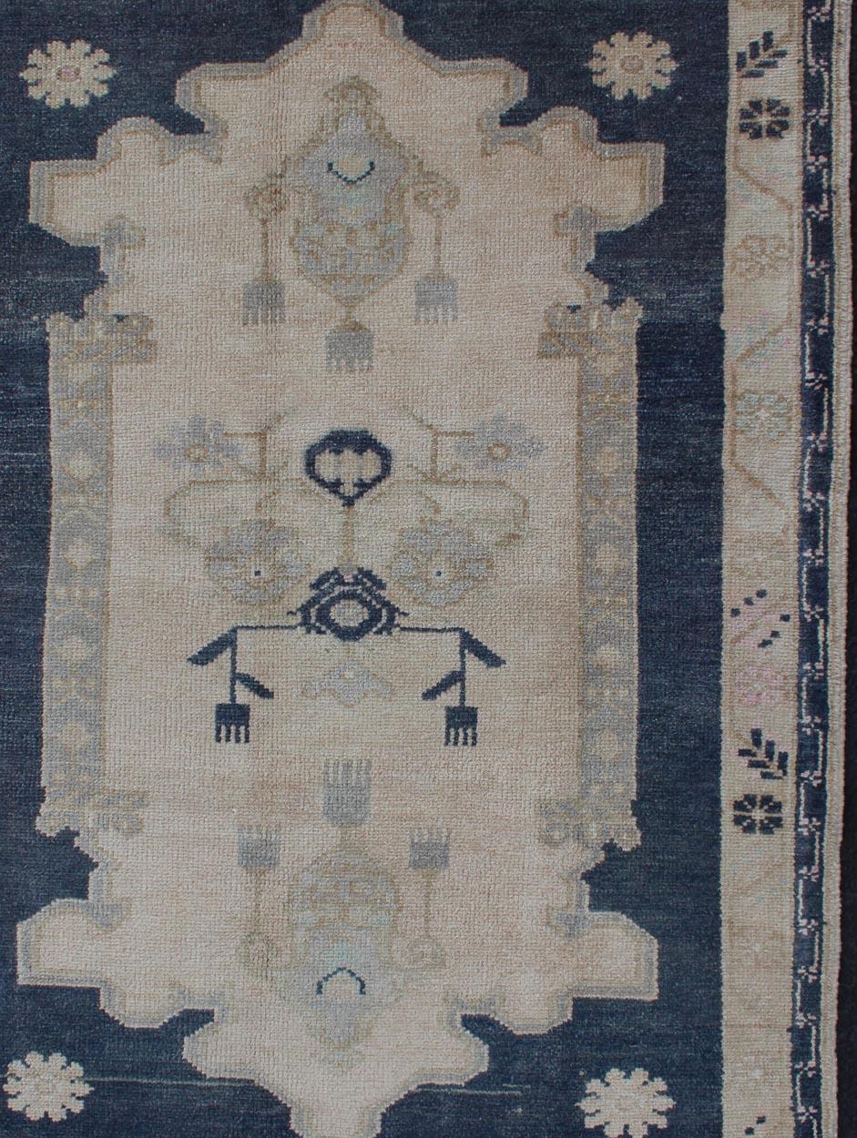 Tribal Geometric Medallion design Turkish vintage Oushak in blue and cream, rug EN-176963, country of origin / type: Turkey / Oushak, circa 1950

This striking vintage Turkish Oushak rug bears a blue-colored body that is highlighted by a dazzling,