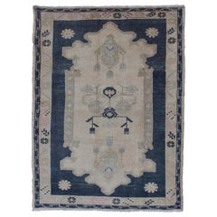 Türkischer Oushak-Teppich mit blauem und cremefarbenem Medaillon im Vintage-Stil mit geometrischem Stammesmuster