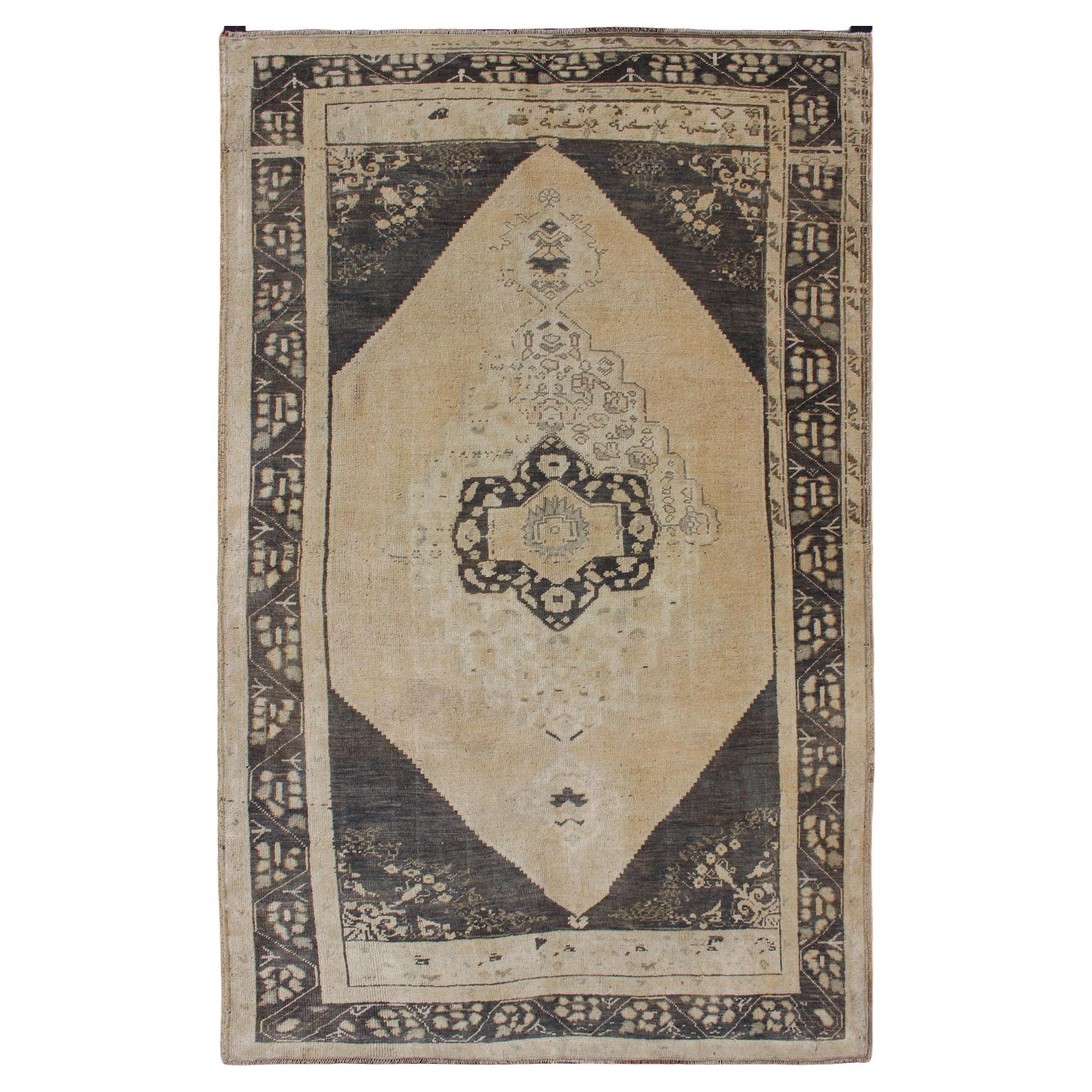 Tapis turc Oushak vintage à médaillon bleu et crème avec motif géométrique tribal