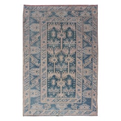 Blauer und cremefarbener türkischer Oushak-Teppich im Vintage-Stil mit All-Over-Motiv-Design 3'11"x6'3"