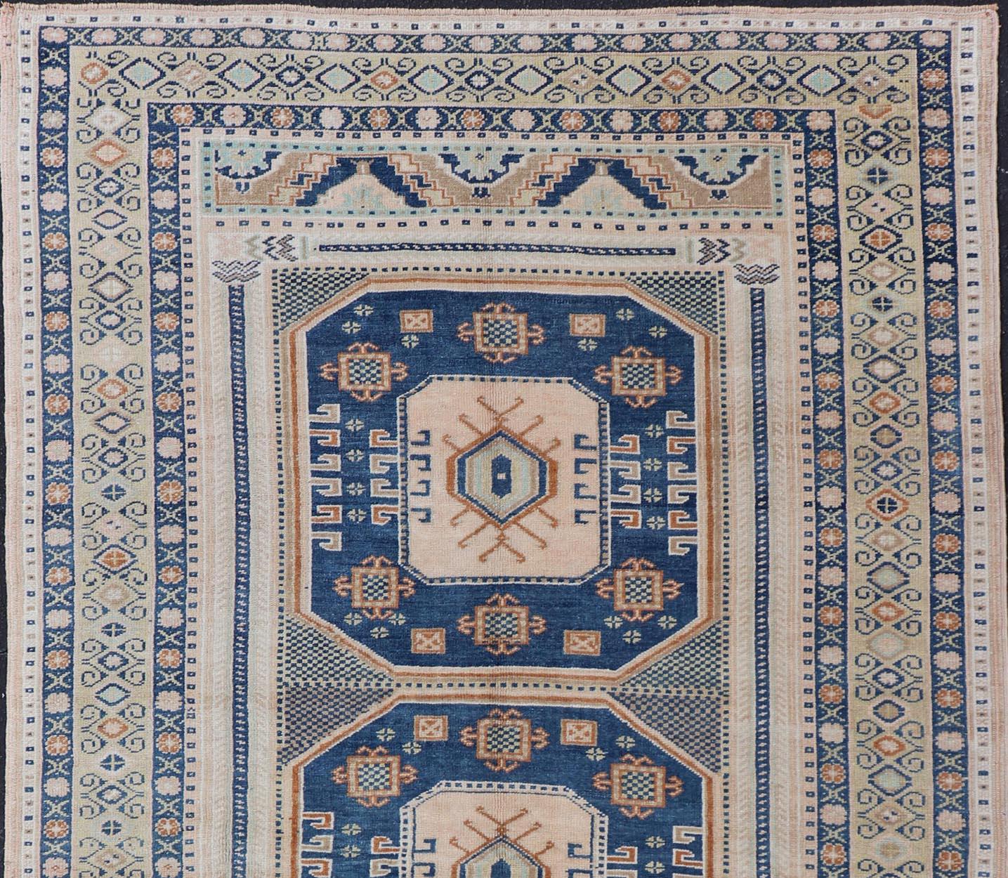 Vintage Hand Knotted Turkish Oushak carpet with medallion design in cream, blue, and green. Keivan Woven Arts / rug TU-MTU-171, country of origin / type: Turkey / Oushak, circa 1940

Measures: 5'5 x 10'1.