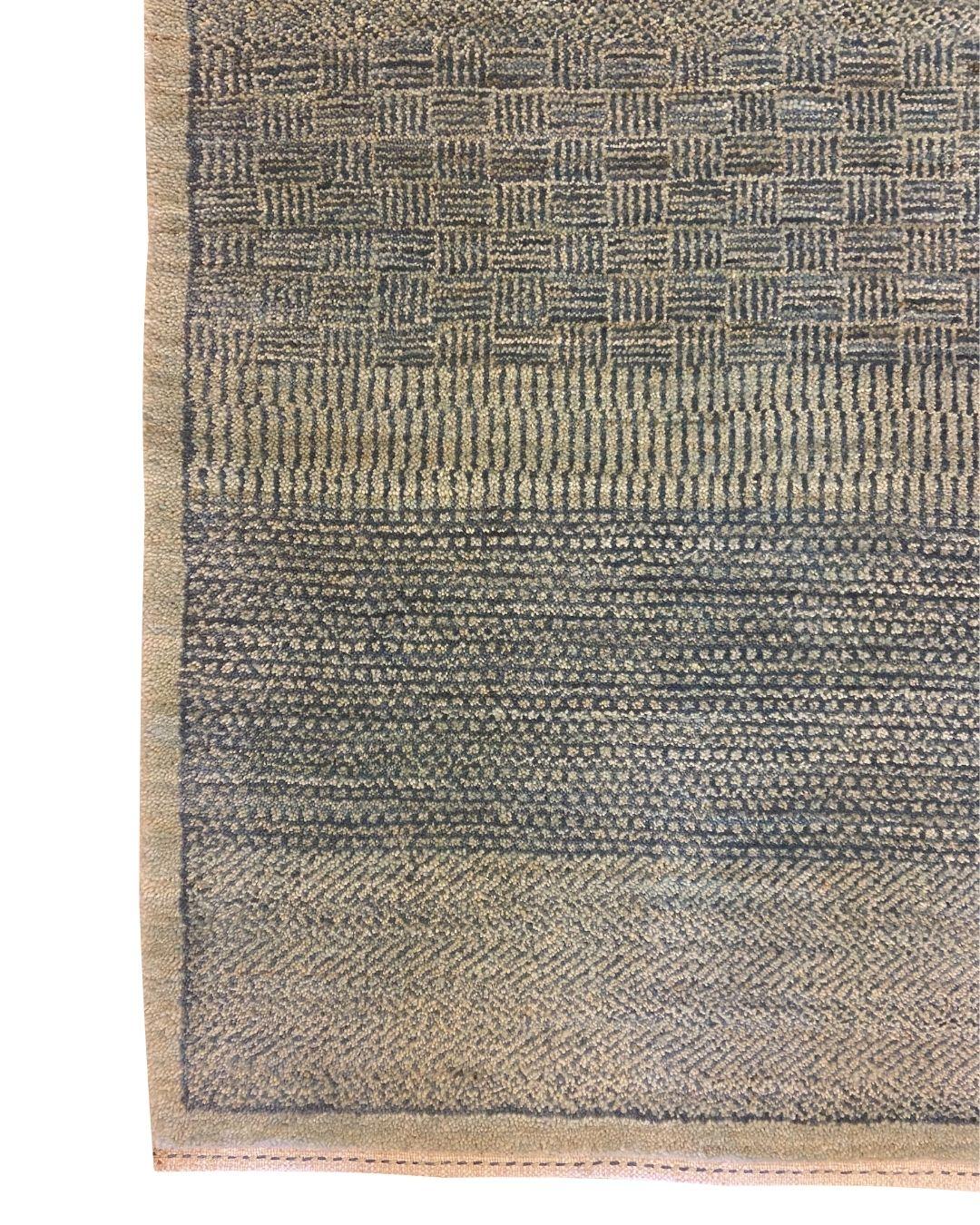 Questo tappeto persiano in lana blu e crema con motivi dettagliati, di dimensioni pari a 2' x 3', offre una tavolozza fresca e rinfrescante che aggiunge un tocco sereno e rilassante a qualsiasi spazio. Il design del tappeto mostra bande alternate di