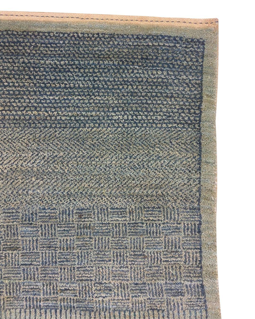 Tintura vegetale Tappeto persiano in lana blu e crema con motivi dettagliati, 2' x 3' in vendita