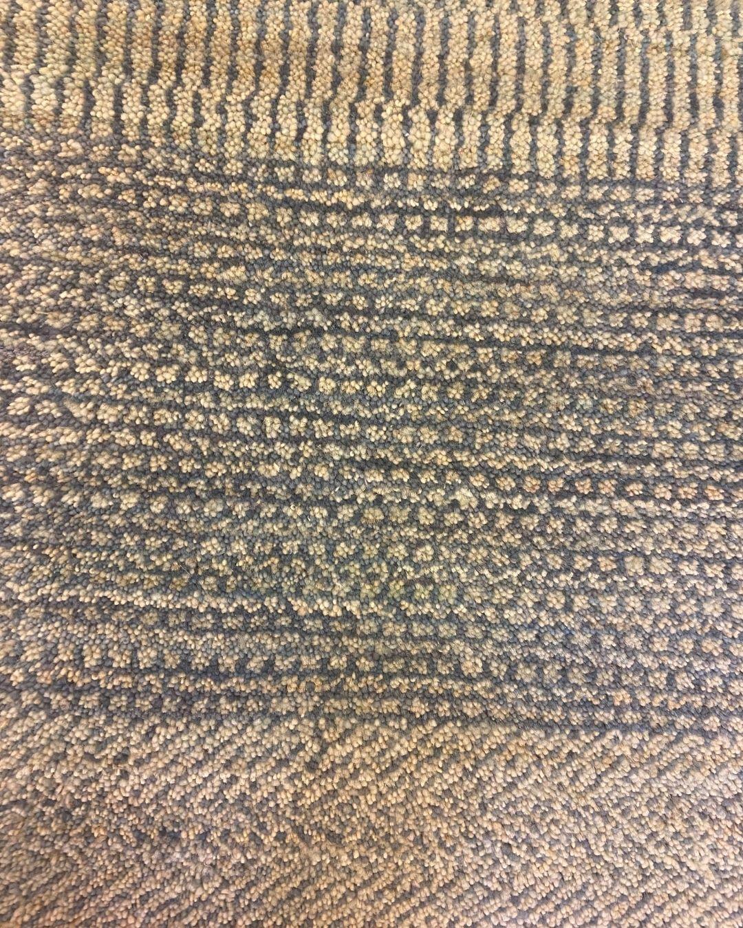 XXI secolo e contemporaneo Tappeto persiano in lana blu e crema con motivi dettagliati, 2' x 3' in vendita