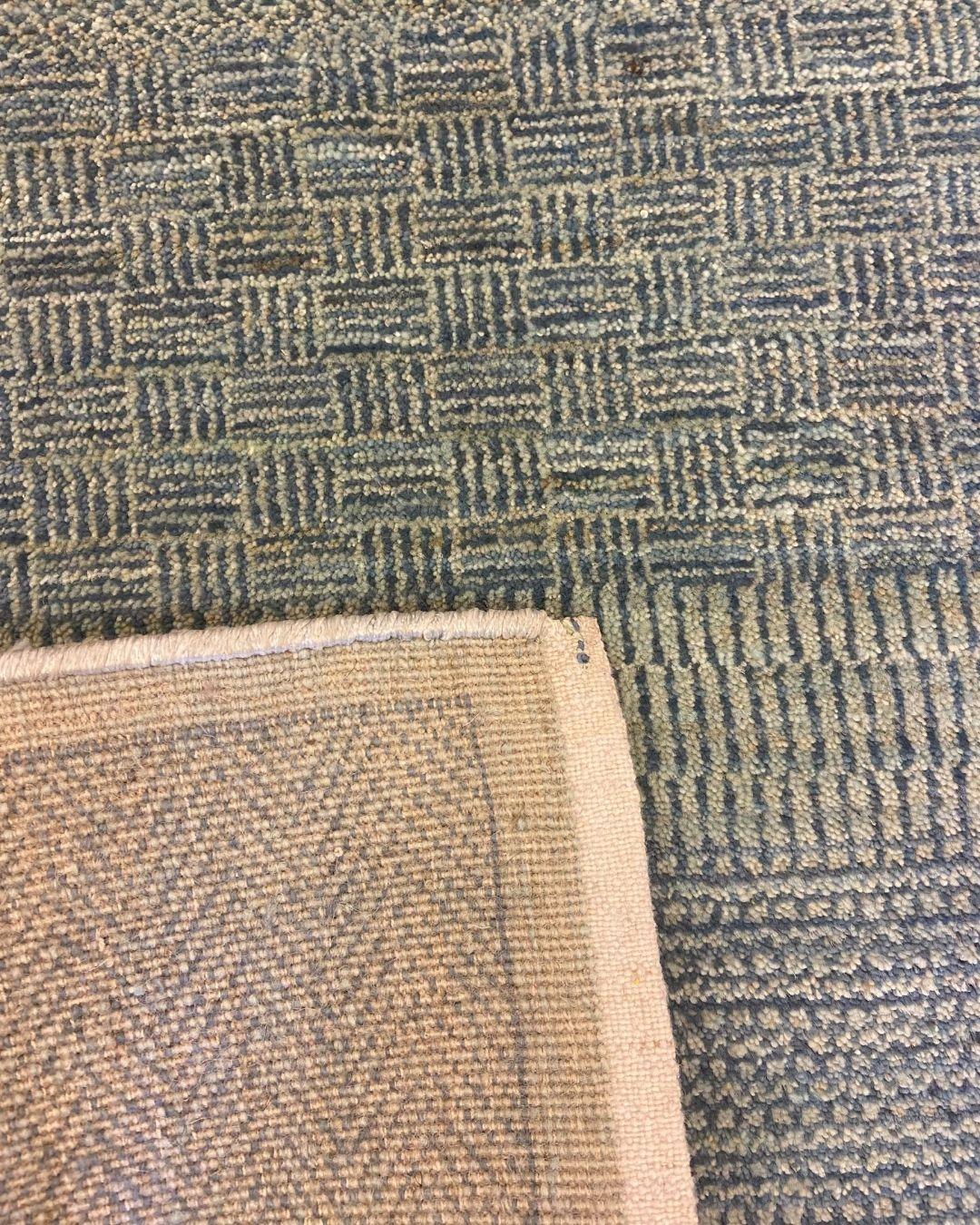Tappeto persiano in lana blu e crema con motivi dettagliati, 2' x 3' in vendita 1