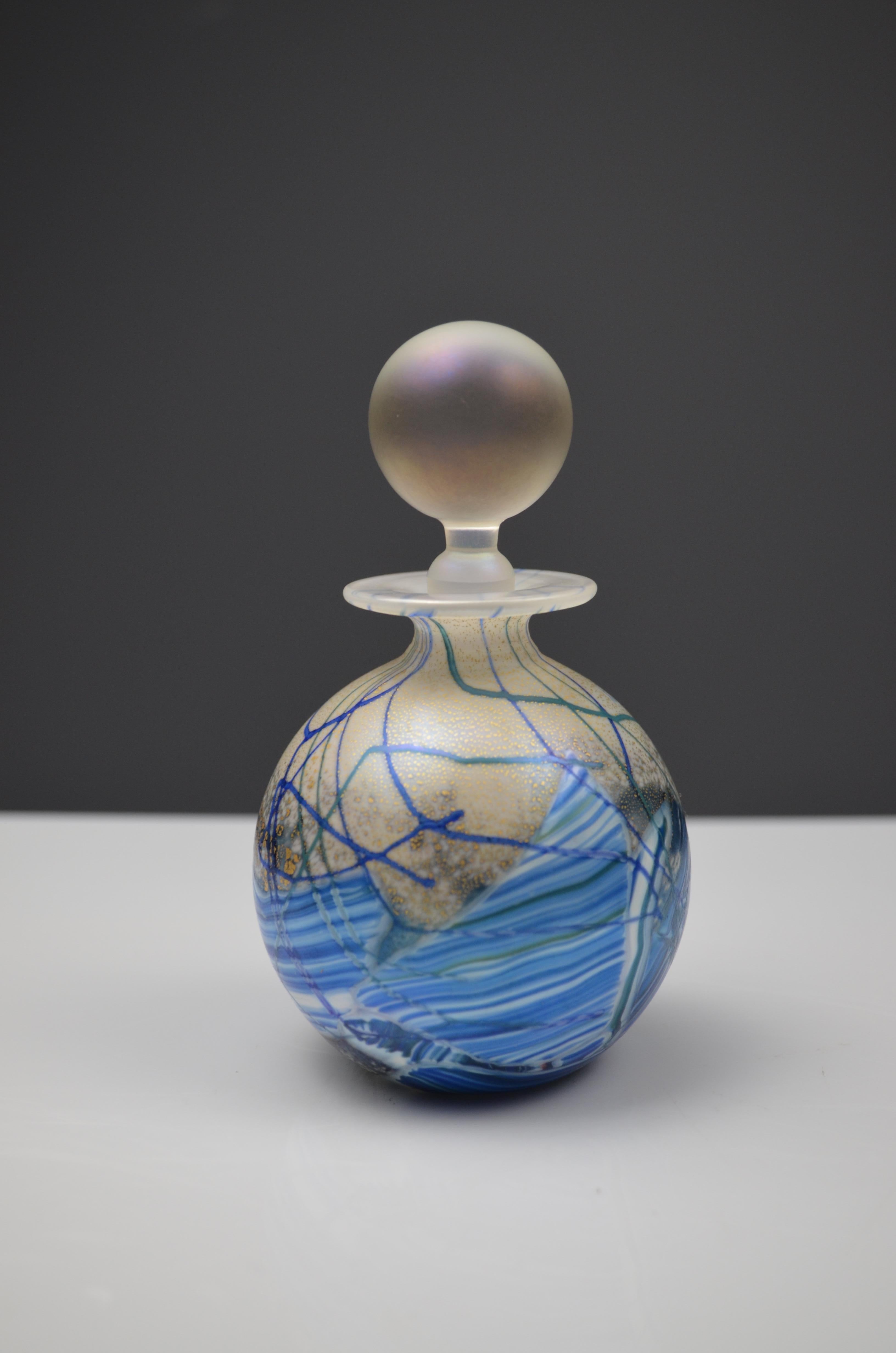 Parfümflasche aus blauem und goldenem geblasenem Glas von Isle of Wight Studio, England, spät im Angebot 4