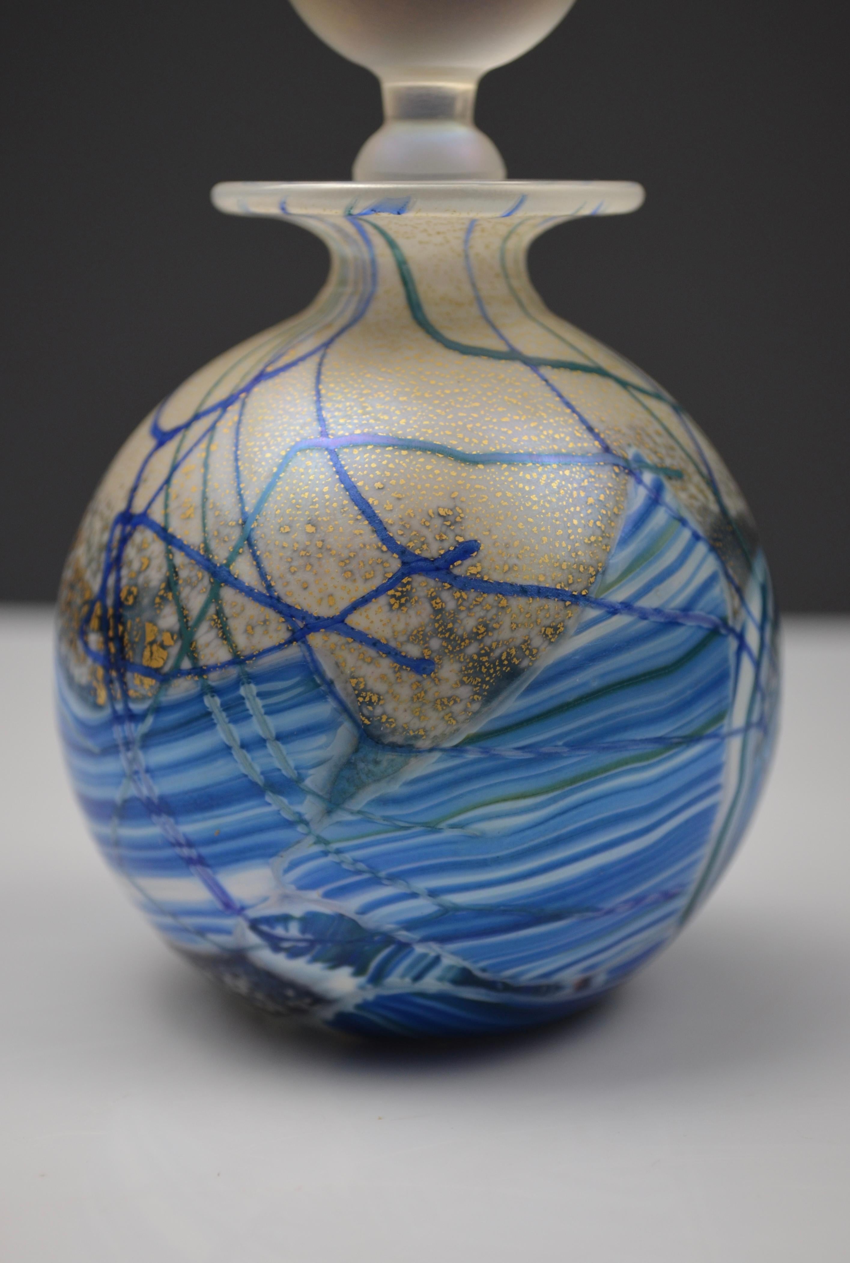 Parfümflasche aus blauem und goldenem geblasenem Glas von Isle of Wight Studio, England, spät (Romantik) im Angebot