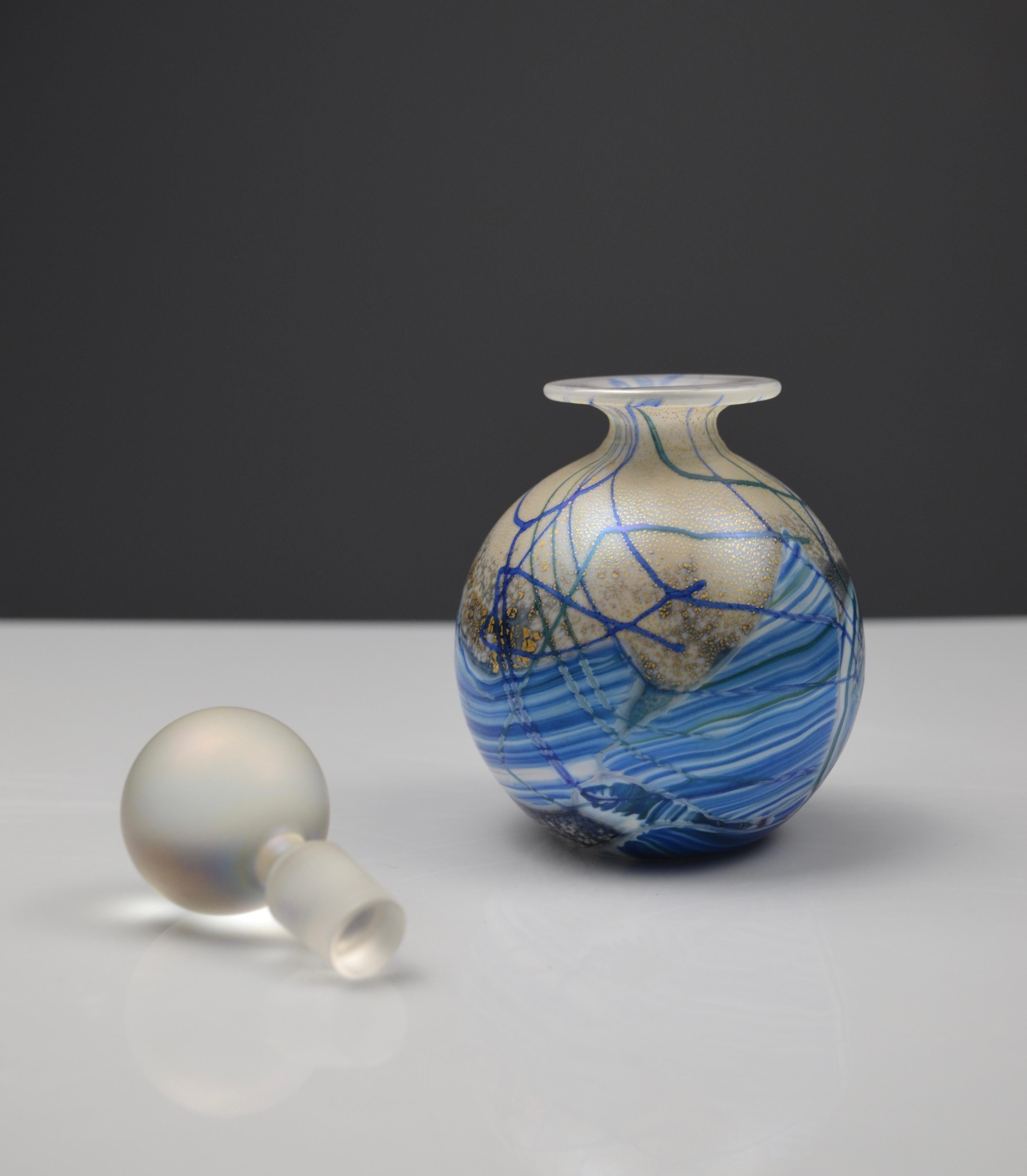 Parfümflasche aus blauem und goldenem geblasenem Glas von Isle of Wight Studio, England, spät im Zustand „Gut“ im Angebot in Marinha Grande, PT