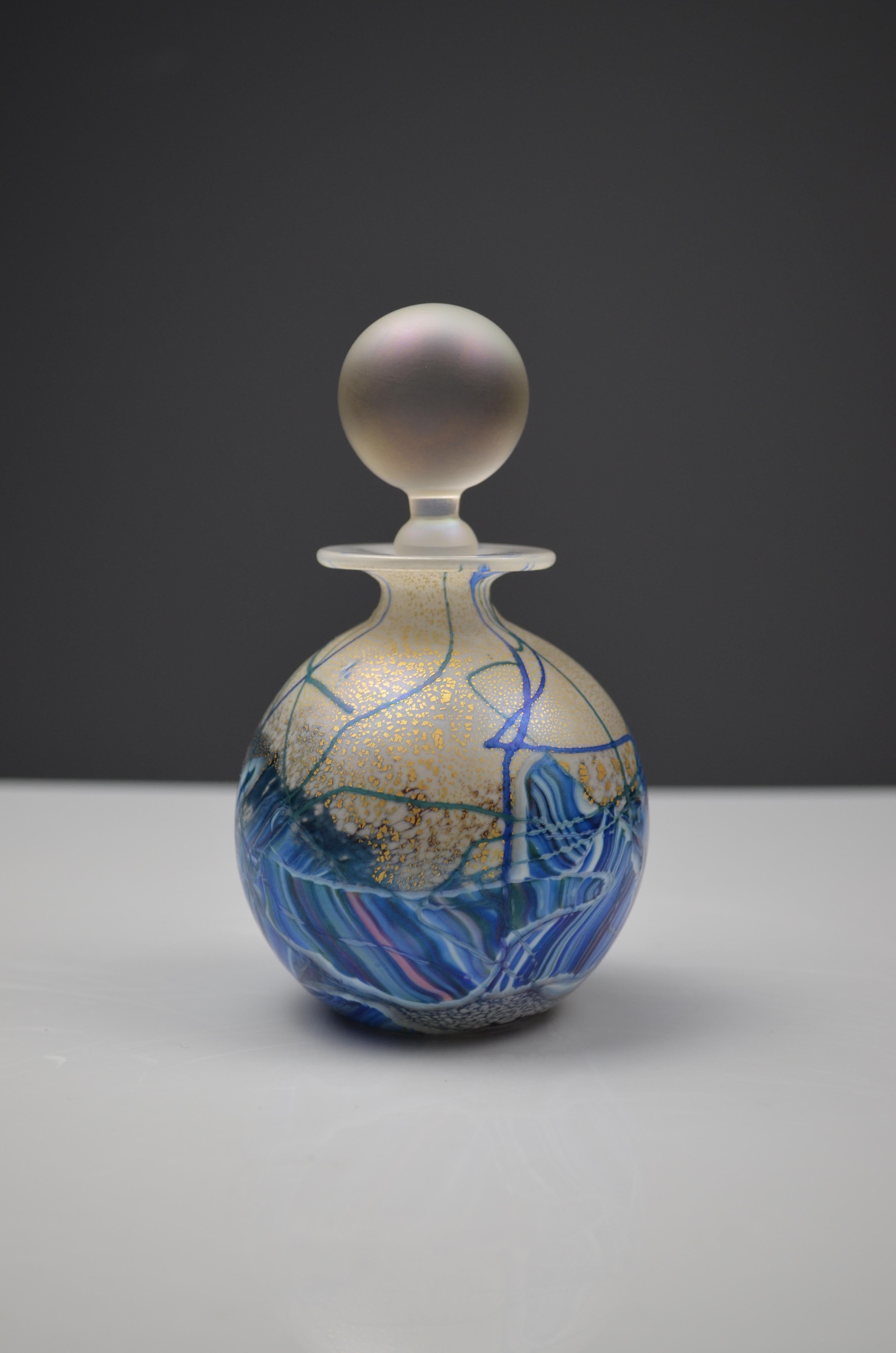 Parfümflasche aus blauem und goldenem geblasenem Glas von Isle of Wight Studio, England, spät (Ende des 20. Jahrhunderts) im Angebot